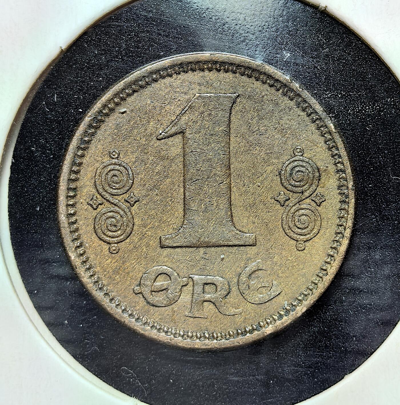 外国优质老铜币银币苏联纪念章，每周六晚九点倒数截拍，满百包邮可寄存，持续收拍 丹麦1921年1欧尔铜币，属克里斯蒂安十世时期。正面为国王花押与皇冠，背面是数字 “1” 及北欧旋涡纹饰，见证一战后丹麦货币体系稳定期，是早期丹麦克朗辅币代表。