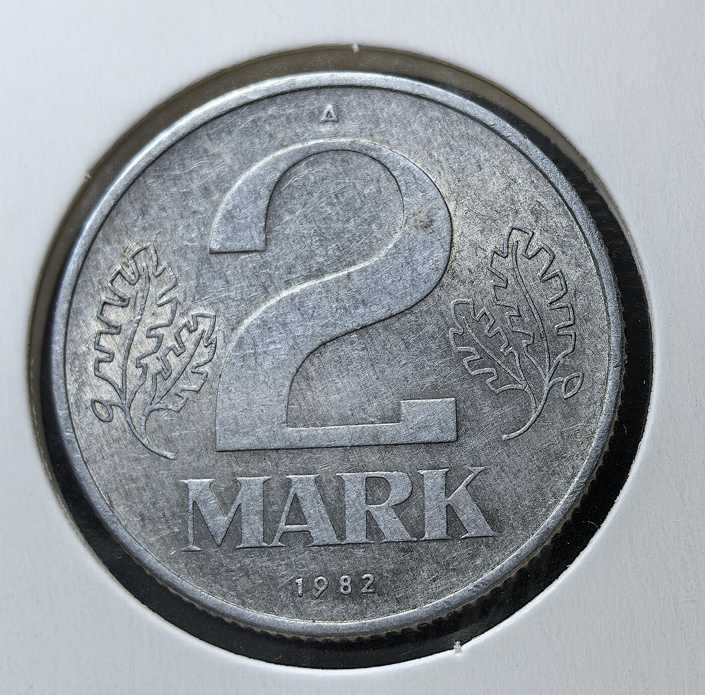 外国优质老铜币银币苏联纪念章，每周六晚九点倒数截拍，满百包邮可寄存，持续收拍 德意志民主共和国1982年2马克A版，正面为面值与橡叶纹，背面是东德国徽及麦穗环绕的国名，是冷战时期东德的流通货币，见证了德国分裂与特定历史阶段的经济体系。