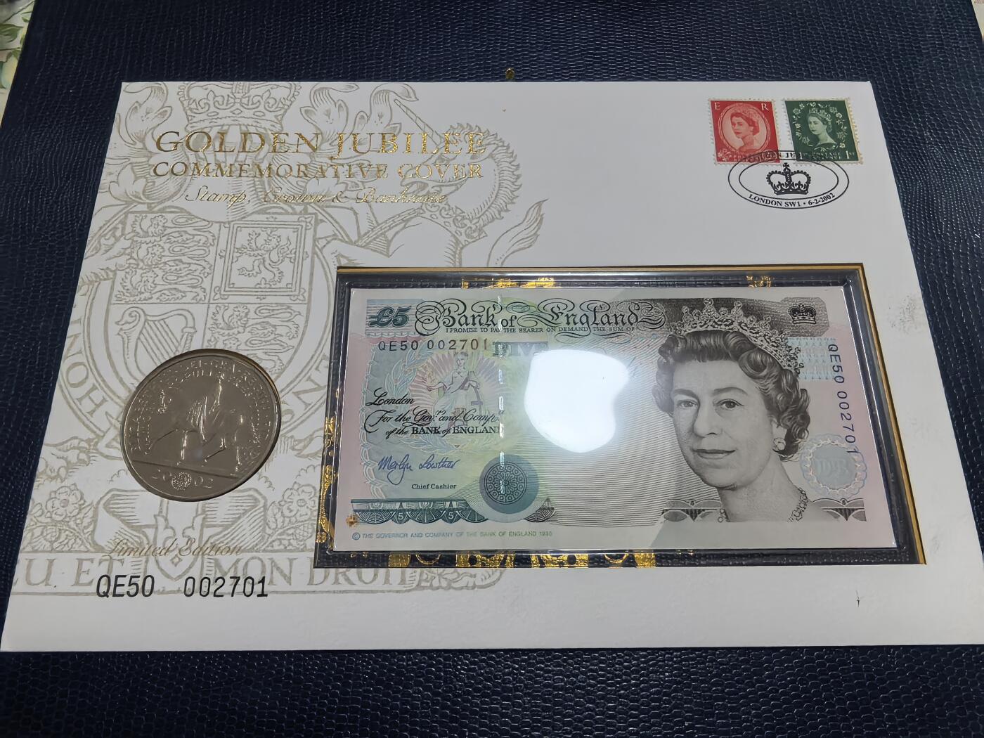 长老汇马年精选第七场拍卖 2002英国女王在位50周年5英镑纸币+5英镑铜镍币套装，冠号QE（女王专属）串号千位