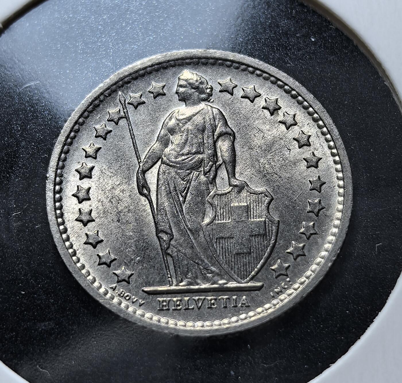 外国优质老铜币银币苏联纪念章，每周六晚九点倒数截拍，满百包邮可寄存，持续收拍 瑞士1969年版 1/2 法郎，正面为象征瑞士的赫尔维蒂亚女神，持矛护十字盾，22 星代表当时 22 个州；由安托万・博维设计，是联邦货币体系的经典延续。