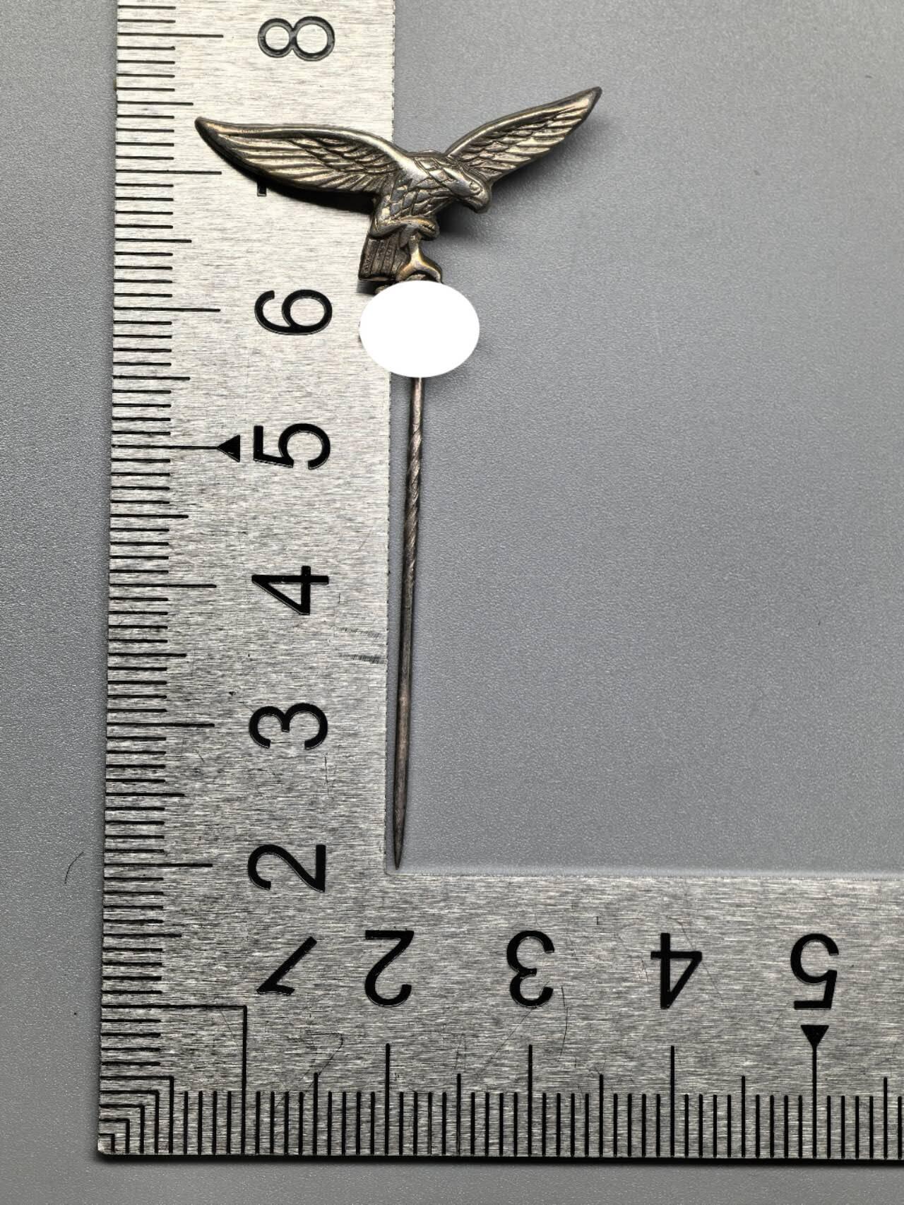 小驴勋章奖章收藏3月7日周六晚六点拍卖（珍爱和平，收藏战争，铭记历史，勿忘国耻，忠党爱国。有偿代拍，送拍规则在简介最后，参拍须阅读规则后再参拍，关系到运费包装发货时效真假辨别等关键信息，拍卖时不再发原图，看大图店主微信码在拍卖店铺介绍里） 得三早期空军鹰领口插针样式迷你章