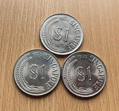 外国优质老铜币银币苏联纪念章，每周六晚九点倒数截拍，满百包邮可寄存，持续收拍 - 新加坡1970年版壹元3枚。它是新加坡独立后自主发行的货币，正面为象征国家的狮子，两侧饰以稻谷，代表摆脱殖民、确立独立金融与国家身份的重要标志。