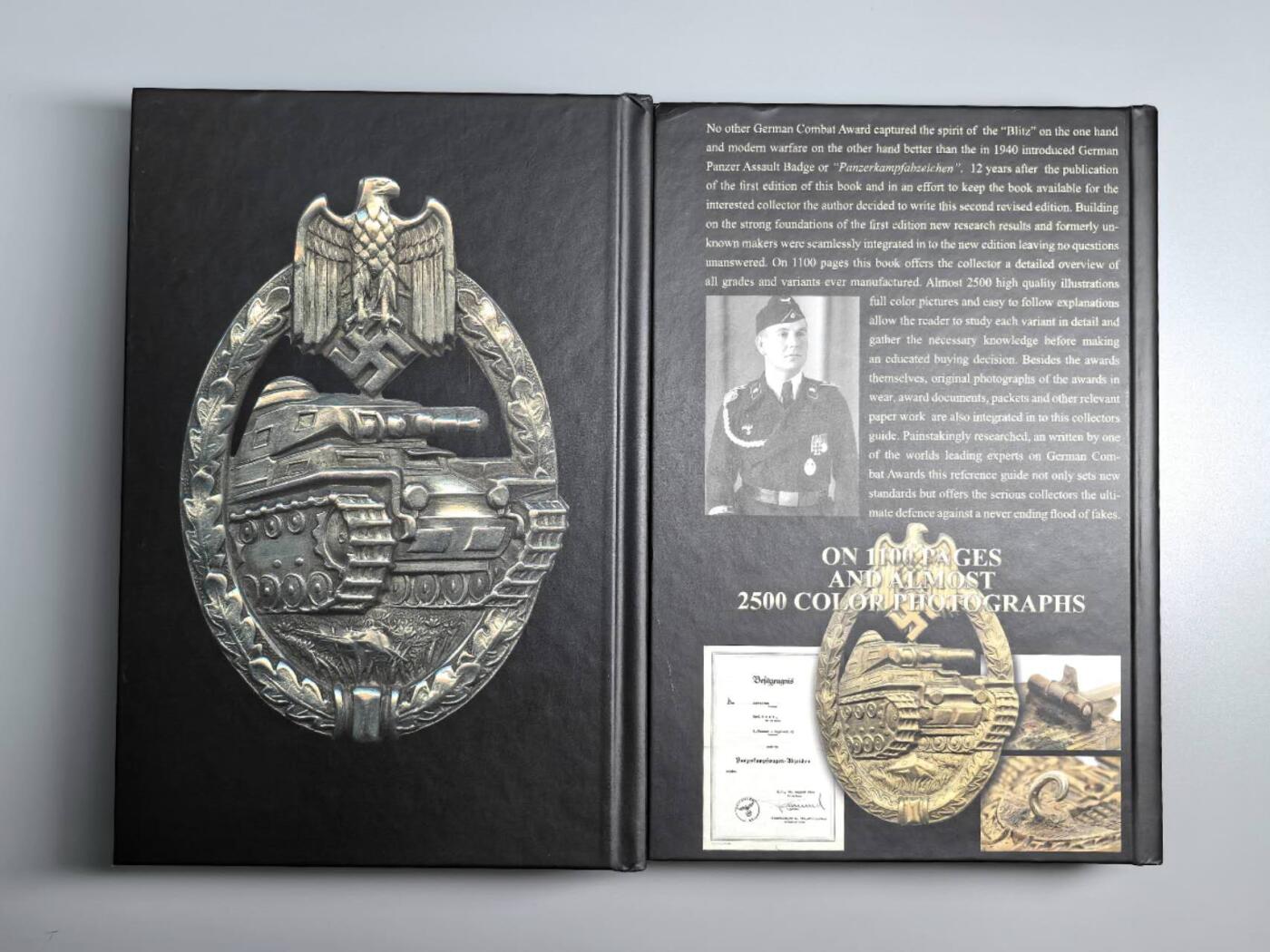 小驴勋章奖章收藏3月7日周六晚六点拍卖（珍爱和平，收藏战争，铭记历史，勿忘国耻，忠党爱国。有偿代拍，送拍规则在简介最后，参拍须阅读规则后再参拍，关系到运费包装发货时效真假辨别等关键信息，拍卖时不再发原图，看大图店主微信码在拍卖店铺介绍里） 《二战德国坦克突击奖章》上下册，世界最顶尖坦克突击奖章专家PHILIPPE先生作品，2021年修订本，新增PHILIPPE先生十几年的研究成果，增加了200页，书页数达到1100页，作者亲签扉页和名片，（3公斤重，完整运回国费用很高），非常专业的书看完记住就可以成为坦克突击奖章专家了