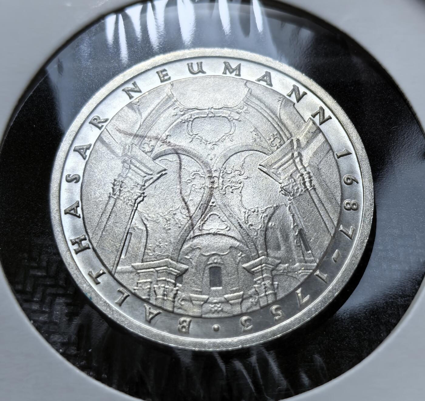 外国优质老铜币银币苏联纪念章，每周六晚九点倒数截拍，满百包邮可寄存，持续收拍 西德1978年5马克纪念银币11.2克625银纯银价150元，由斯图加特造币厂（F 标）铸造。为纪念巴洛克建筑师巴尔塔萨・诺伊曼逝世 225 周年，背面图案是其代表作 “十四圣徒朝圣教堂” 内景。