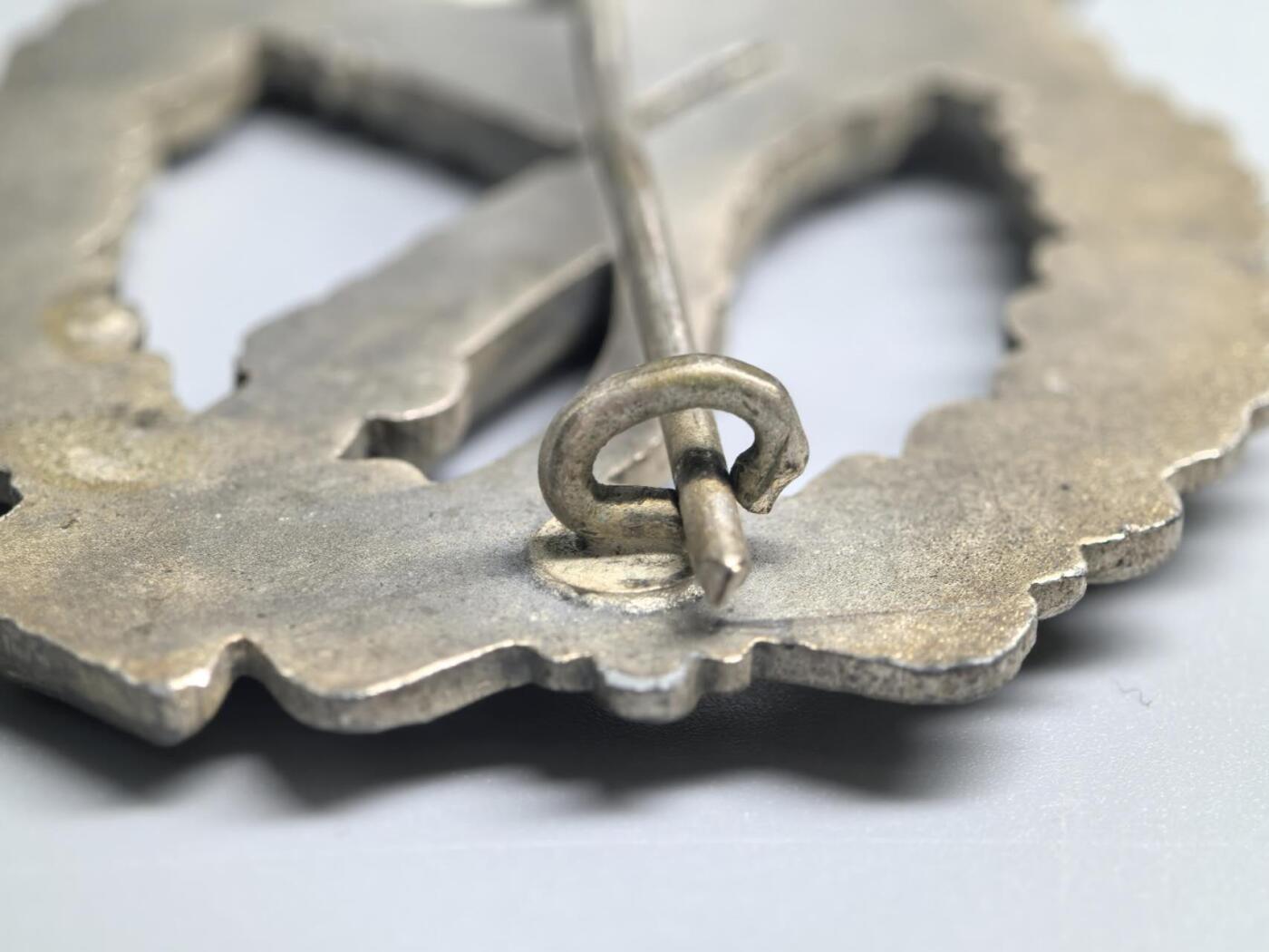 小驴勋章奖章收藏3月7日周六晚六点拍卖（珍爱和平，收藏战争，铭记历史，勿忘国耻，忠党爱国。有偿代拍，送拍规则在简介最后，参拍须阅读规则后再参拍，关系到运费包装发货时效真假辨别等关键信息，拍卖时不再发原图，看大图店主微信码在拍卖店铺介绍里） 德国WWII银级步兵突击奖章，E. FE RDINAND WIEDMANN-FRANKFURT/MAIN 厂制作（厂标UU那家）1.09.4版本，锌合金镀银铸造，Buntmetall别杆组合，好品