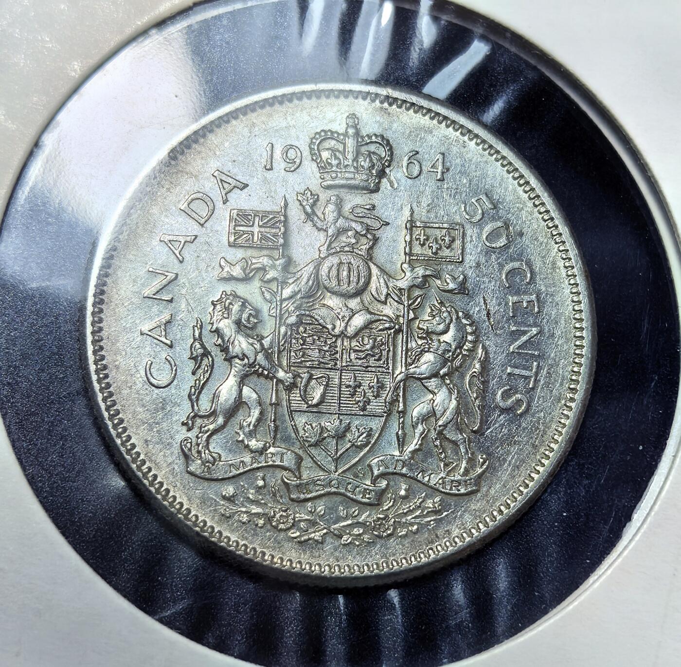 外国优质老铜币银币苏联纪念章，每周六晚九点倒数截拍，满百包邮可寄存，持续收拍 加拿大1964年50分银币11.66克800银纯银价200元，由加拿大皇家造币厂铸造。正面为伊丽莎白二世早期桂冠像；背面是加拿大国徽，象征英联邦身份与国家认同，是英属加拿大时期的代表性流通银币，后逐步被镍币取代。