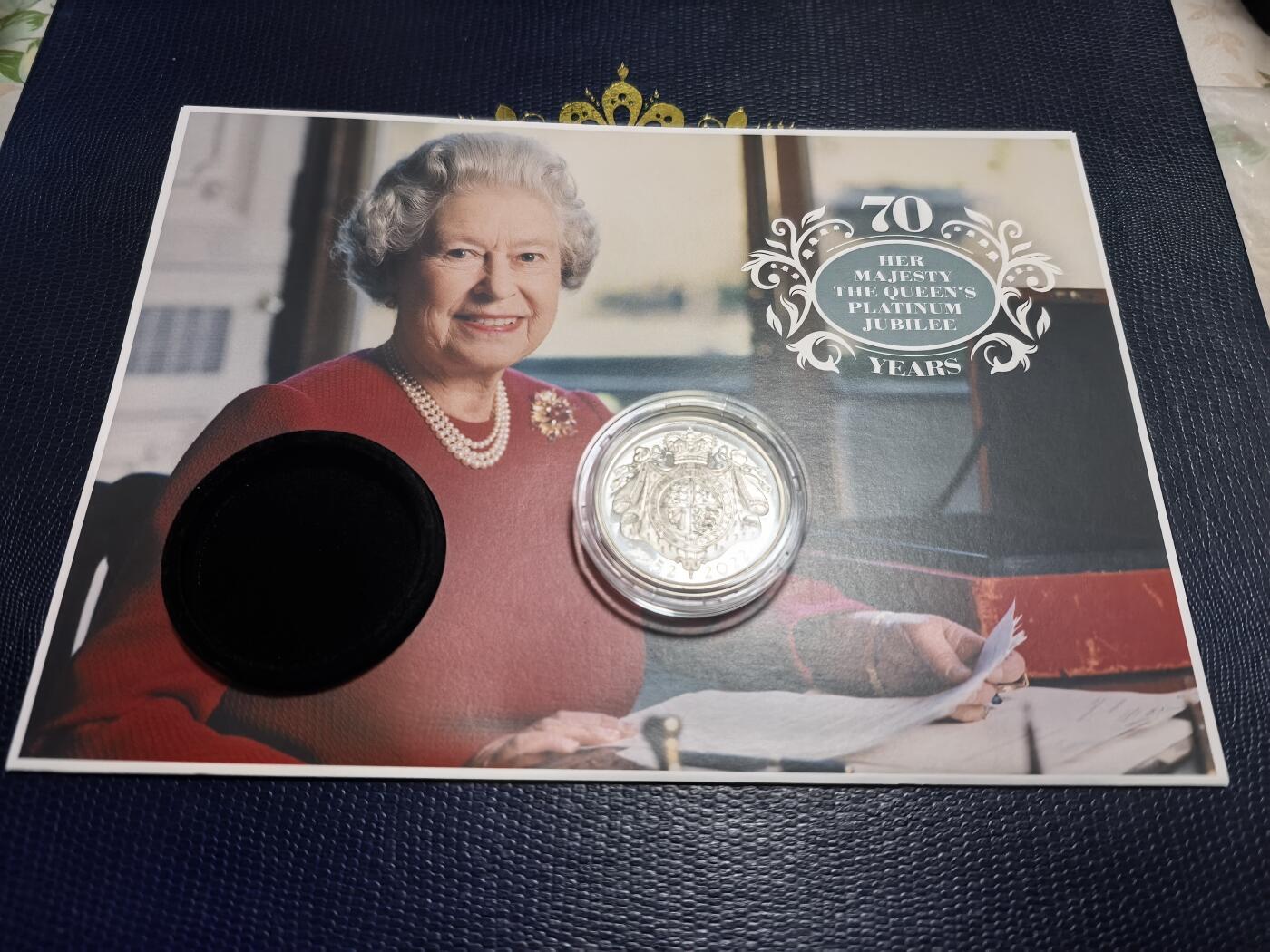 长老汇马年精选第七场拍卖 2022英国女王在位70周年邮币封首日封，含1枚5英镑同主题精制银币，28.28克925银，1200套，经典大窗帘骑马图，带皇家邮政原信套