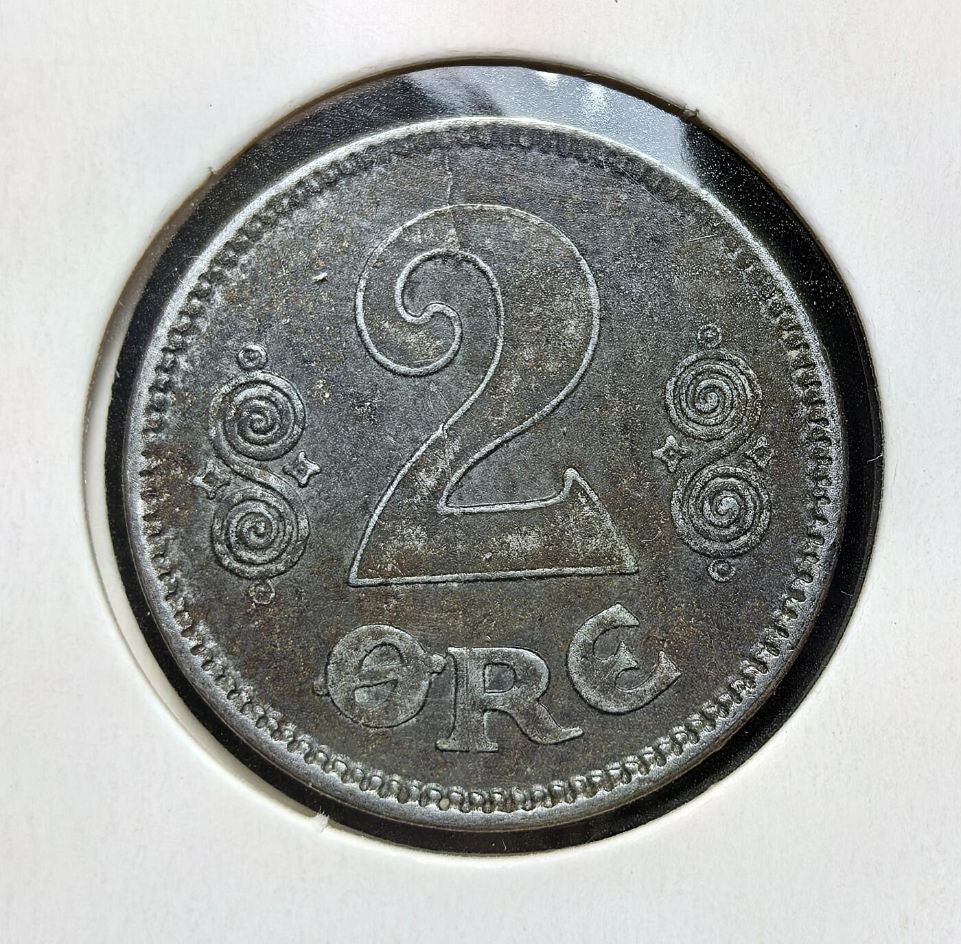 外国优质老铜币银币苏联纪念章，每周六晚九点倒数截拍，满百包邮可寄存，持续收拍 丹麦1918年2欧尔铁币，属克里斯蒂安十世时期。一战中丹麦中立但铜料匮乏，改铸铁币应急，此币是战时物资短缺、货币材质替代的实物见证，反映了丹麦一战时期的经济困境