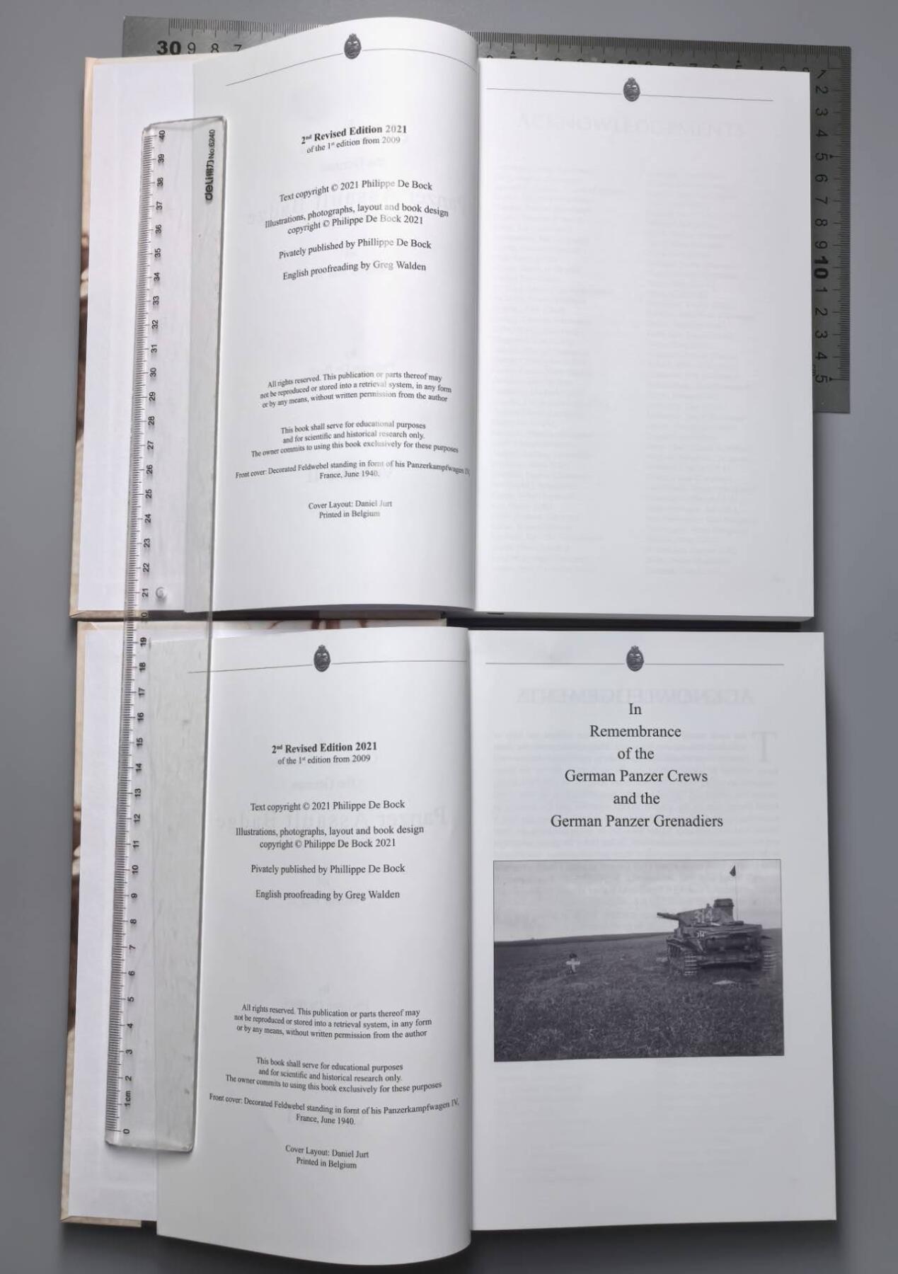 小驴勋章奖章收藏3月7日周六晚六点拍卖（珍爱和平，收藏战争，铭记历史，勿忘国耻，忠党爱国。有偿代拍，送拍规则在简介最后，参拍须阅读规则后再参拍，关系到运费包装发货时效真假辨别等关键信息，拍卖时不再发原图，看大图店主微信码在拍卖店铺介绍里） 《二战德国坦克突击奖章》上下册，世界最顶尖坦克突击奖章专家PHILIPPE先生作品，2021年修订本，新增PHILIPPE先生十几年的研究成果，增加了200页，书页数达到1100页，作者亲签扉页和名片，（3公斤重，完整运回国费用很高），非常专业的书看完记住就可以成为坦克突击奖章专家了