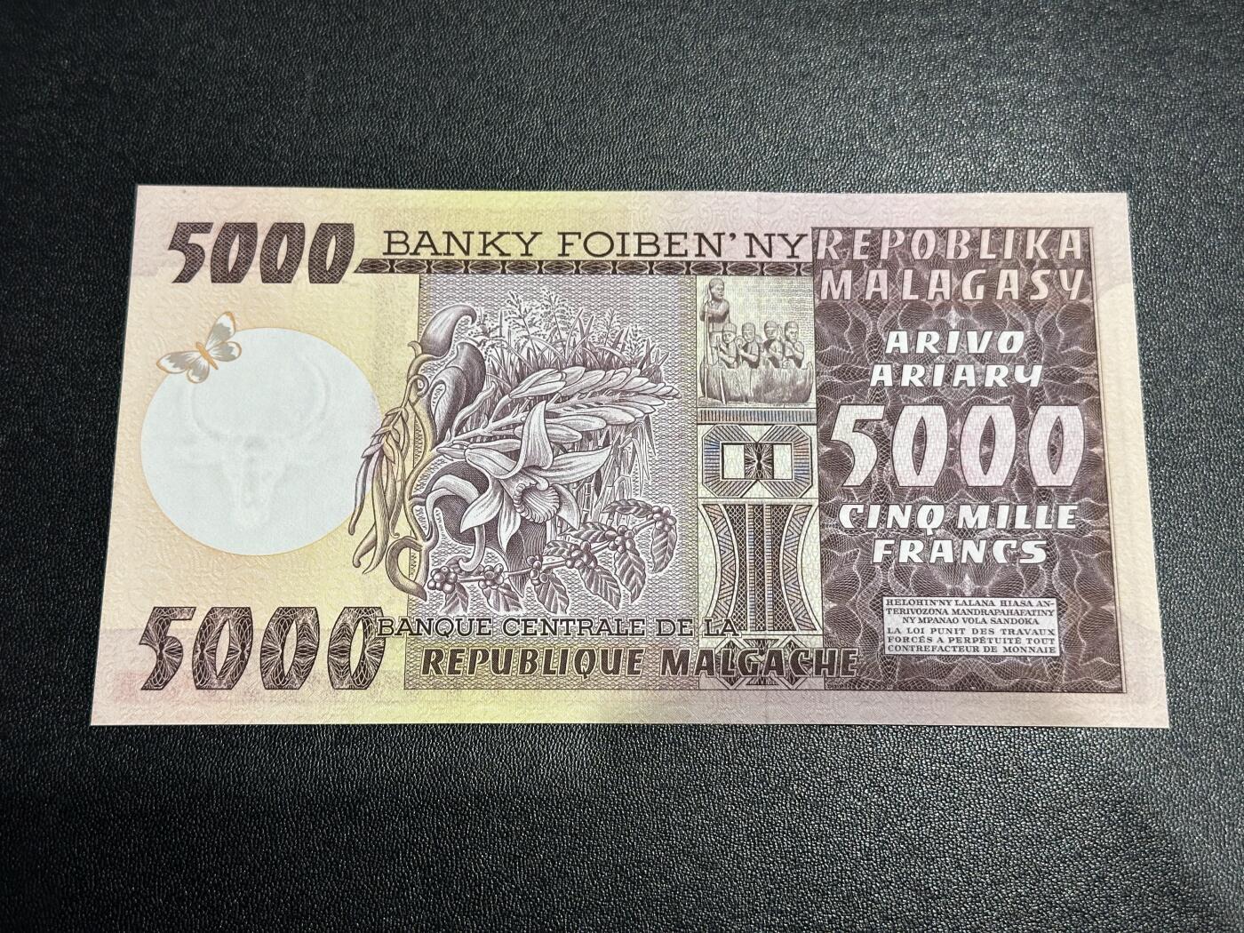 《外钞收藏家》第六百一十五期（畅拍场）（长期征集拍品、欢迎藏友们联系合作） 1974年马达加斯加5000法郎 全新 但边角轻微不绝