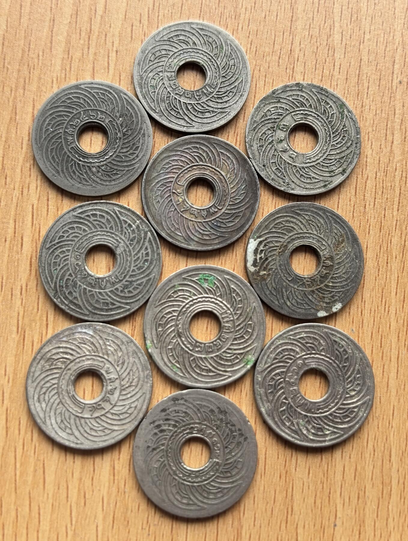 外国优质老铜币银币苏联纪念章，每周六晚九点倒数截拍，满百包邮可寄存，持续收拍 泰国拉玛六世至拉玛八世时期10萨当中孔机制币10枚，发行于 1908 至 1941 年间，中心圆孔与旋转纹饰是其标志性设计，见证了泰国从封建王朝向现代国家转型的货币改革历程。