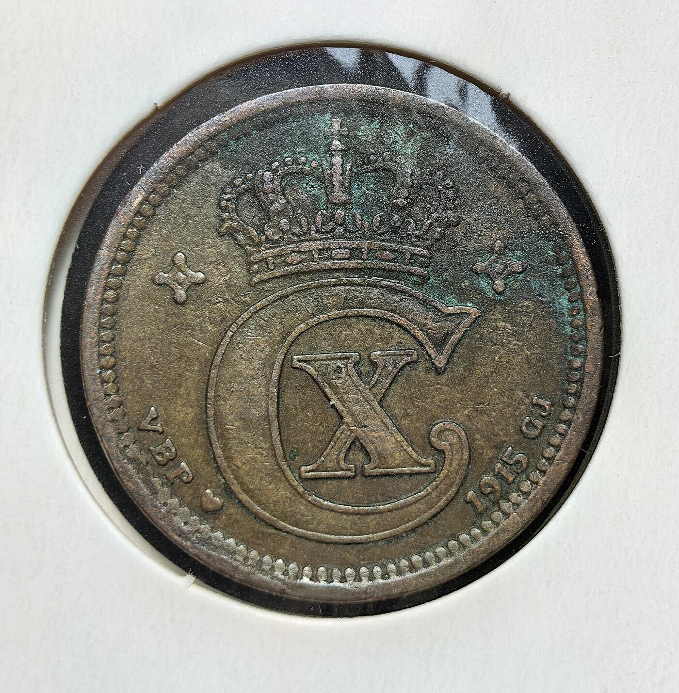 外国优质老铜币银币苏联纪念章，每周六晚九点倒数截拍，满百包邮可寄存，持续收拍 丹麦1915年2欧尔青铜币，正面为国王克里斯蒂安十世（Christian X）的花押 “CX” 与皇冠，背面是面值 “2 ØRE”。一战期间丹麦保持中立，货币体系稳定，此币为当时流通辅币，见证了丹麦君主制与北欧货币史。