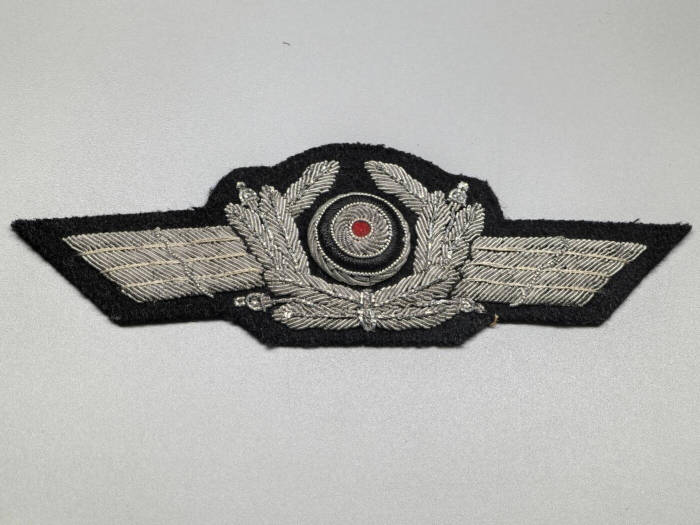 小驴勋章奖章收藏3月7日周六晚六点拍卖（珍爱和平，收藏战争，铭记历史，勿忘国耻，忠党爱国。有偿代拍，送拍规则在简介最后，参拍须阅读规则后再参拍，关系到运费包装发货时效真假辨别等关键信息，拍卖时不再发原图，看大图店主微信码在拍卖店铺介绍里） 工艺品 空军帽徽 非原品