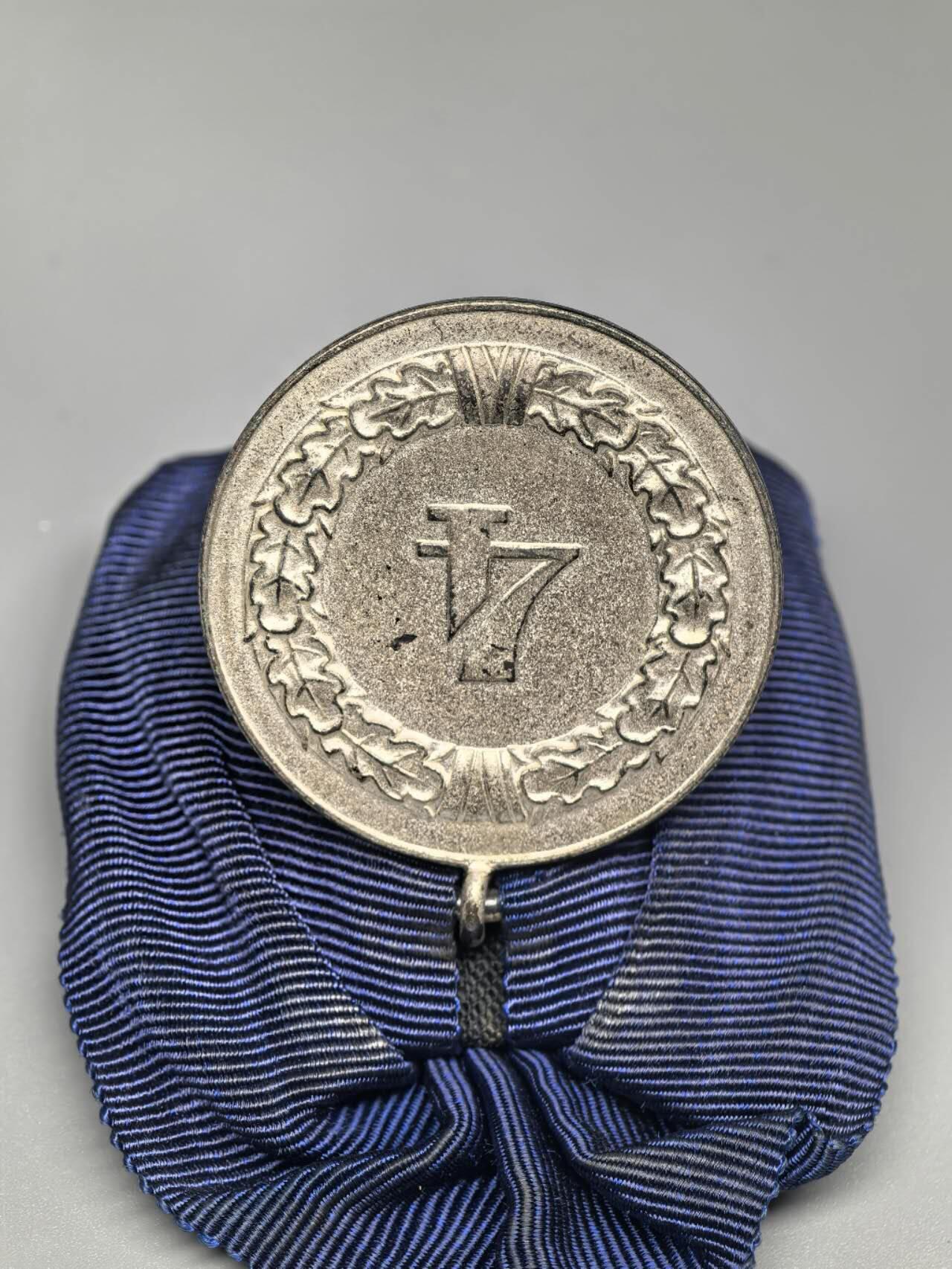 小驴勋章奖章收藏3月7日周六晚六点拍卖（珍爱和平，收藏战争，铭记历史，勿忘国耻，忠党爱国。有偿代拍，送拍规则在简介最后，参拍须阅读规则后再参拍，关系到运费包装发货时效真假辨别等关键信息，拍卖时不再发原图，看大图店主微信码在拍卖店铺介绍里） 得三空军4年长期服役奖章礼服挂样式，铜质合金镀银，好品