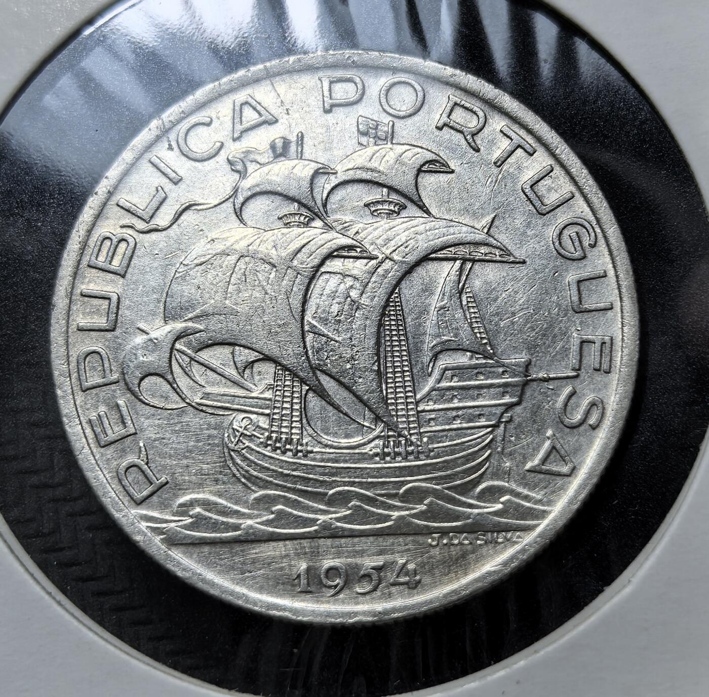 外国优质老铜币银币苏联纪念章，每周六晚九点倒数截拍，满百包邮可寄存，持续收拍 葡萄牙1954年10 埃斯库多银币12.5克835银纯银价225元，属第二共和国时期流通币。正面帆船象征葡萄牙大航海时代的航海传统，背面国徽与地球仪彰显殖民帝国与海洋探索的历史记忆，是近代葡萄牙海洋文明的货币缩影。