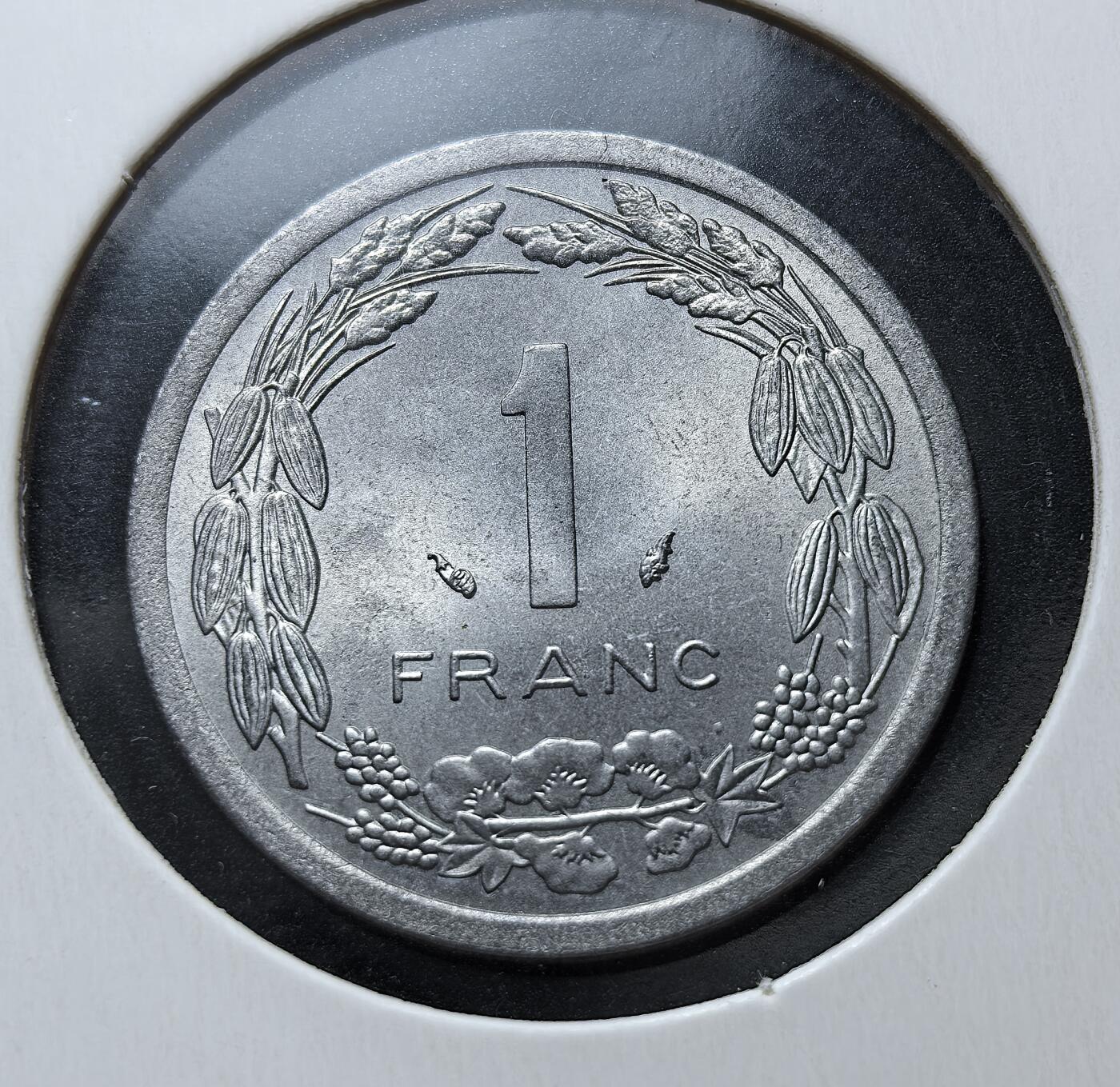 外国优质老铜币银币苏联纪念章，每周六晚九点倒数截拍，满百包邮可寄存，持续收拍 中非国家银行1976年1法郎，1973 年该行成立后取代原赤道非洲国家银行，发行中非法郎（CFA 法郎）。硬币正面为三只羚羊，背面以可可、咖啡等作物环绕面值，体现中非经济特色，流通于喀麦隆、加蓬等六国。