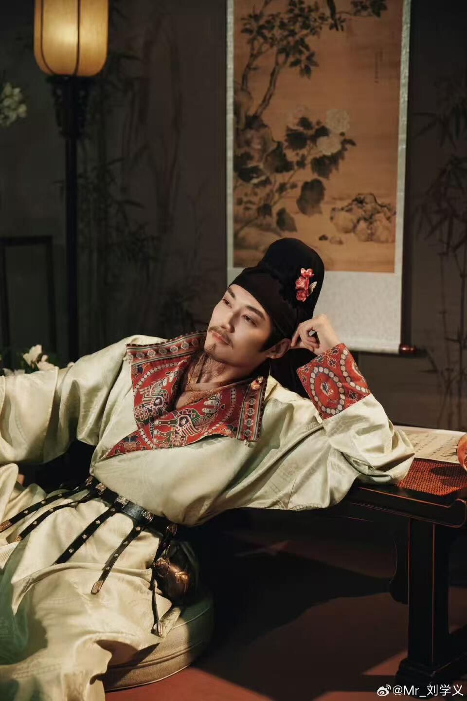 零元拍：雪映丹红，诗魂永铸。2026马年春晚《贺花神》冬月山茶花神刘学义亲签山茶春帖。