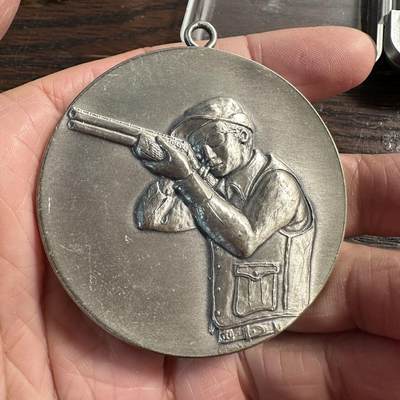 蒂克钱币-第59场 日本企业章 徽章拍卖 - 日本 SKB枪械制造商 1988年飞碟射击决胜大会 银牌 镀银 59mm 106g