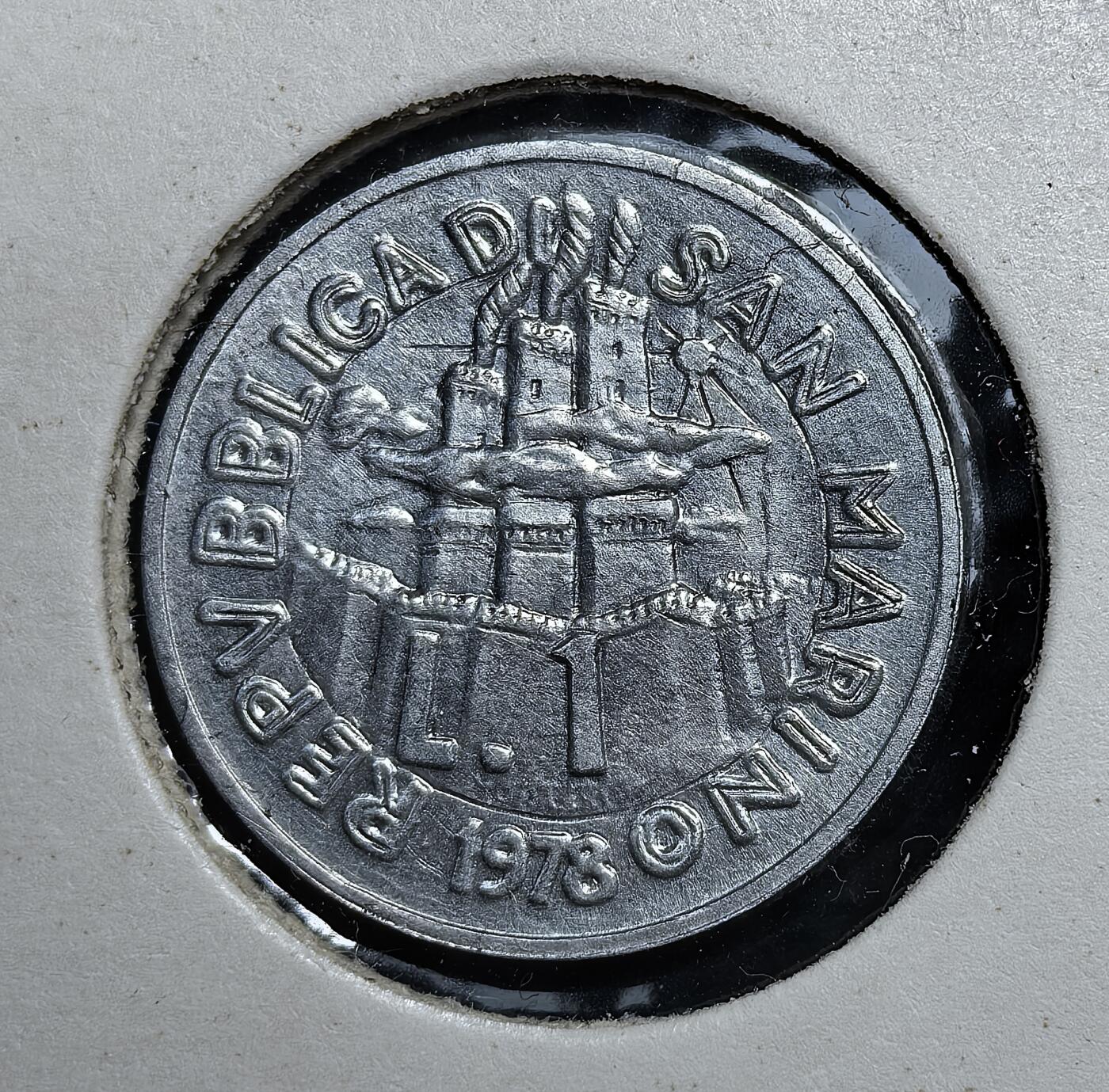 外国优质老铜币银币苏联纪念章，每周六晚九点倒数截拍，满百包邮可寄存，持续收拍 圣马力诺1978年1 里拉纪念币，属于光荣劳动者 系列，背面为制伞匠劳作图案，正面是国名与城堡徽记，由意大利罗马造币厂铸造，里拉货币后被欧元取代。