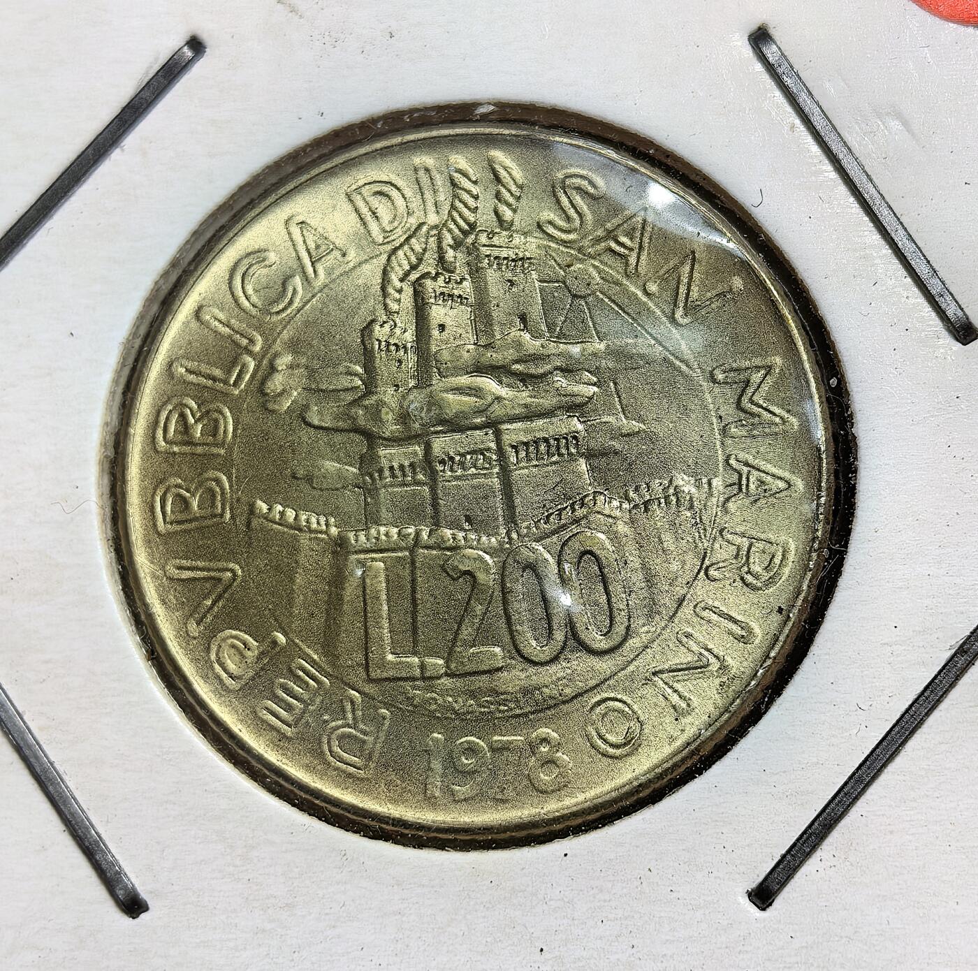 外国优质老铜币银币苏联纪念章，每周六晚九点倒数截拍，满百包邮可寄存，持续收拍 圣马力诺1978年首枚 200里拉纪念币，属于光荣劳动者系列，背面是织布女工，象征勤劳与忠贞，致敬女性劳动。里拉与意大利里拉等值，2002 年被欧元取代。