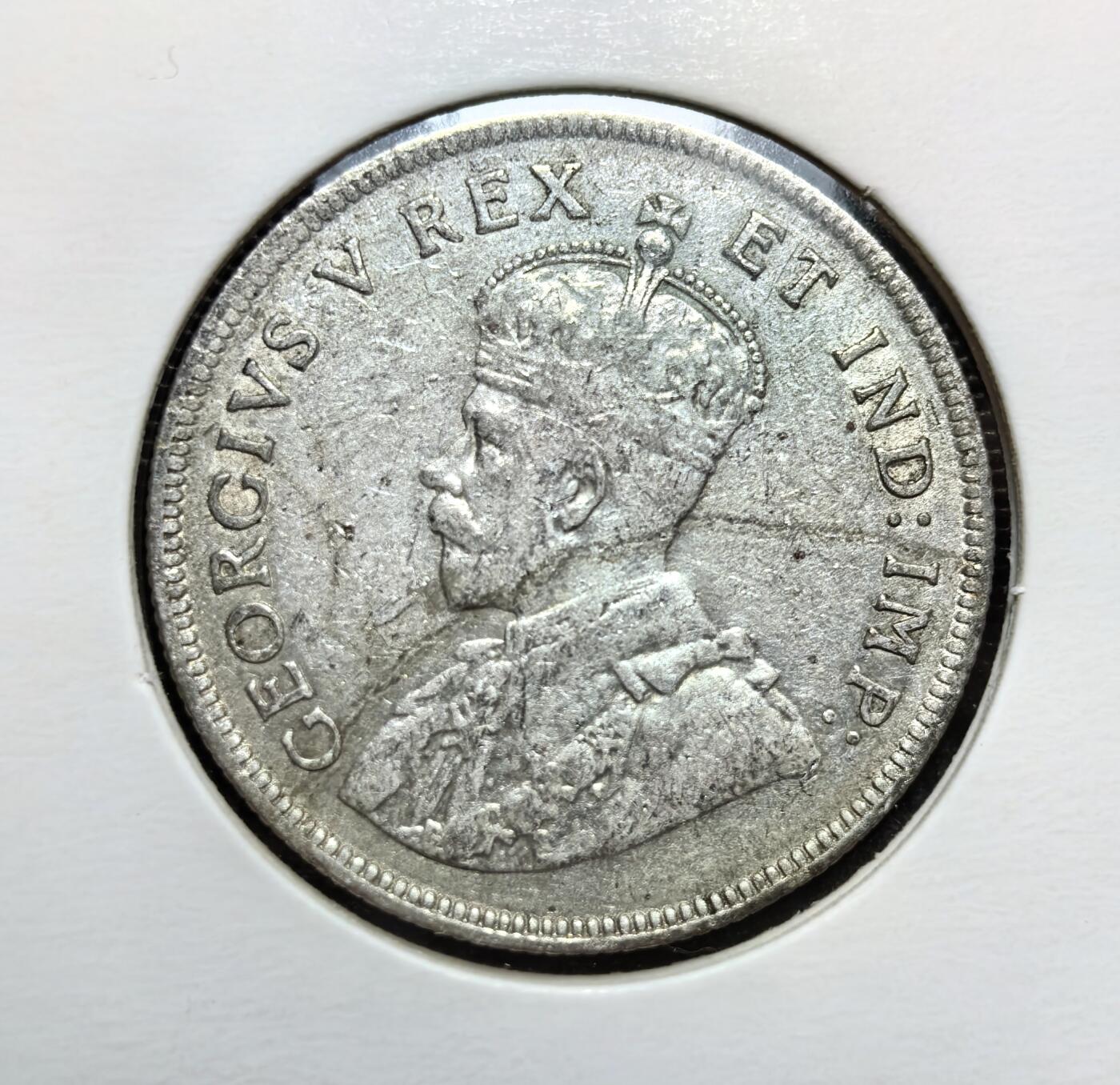 外国优质老铜币银币苏联纪念章，每周六晚九点倒数截拍，满百包邮可寄存，持续收拍 英属东非1924年1先令银币，是英国殖民统治时期的产物。正面为英王乔治五世头像，背面是非洲雄狮图案，它取代了此前流通的印度卢比和东非弗罗林，是殖民当局整合区域货币、强化经济控制的工具。