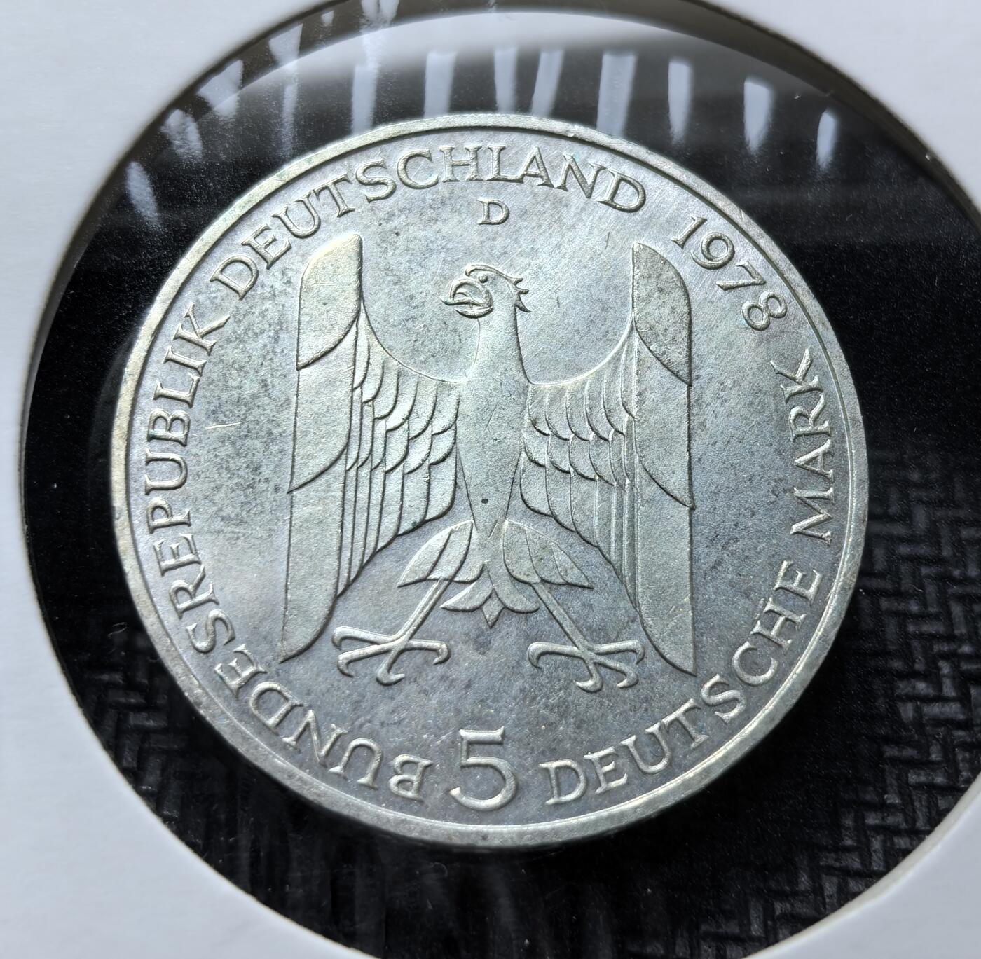 外国优质老铜币银币苏联纪念章，每周六晚九点倒数截拍，满百包邮可寄存，持续收拍 西德1978 年5 马克纪念银币11.2克625银纯银价150元，以纪念政治家斯特莱斯曼诞辰百年。他曾获诺贝尔和平奖，币缘刻 “以和平与谅解制胜”，是德国经典和平主题纪念币。