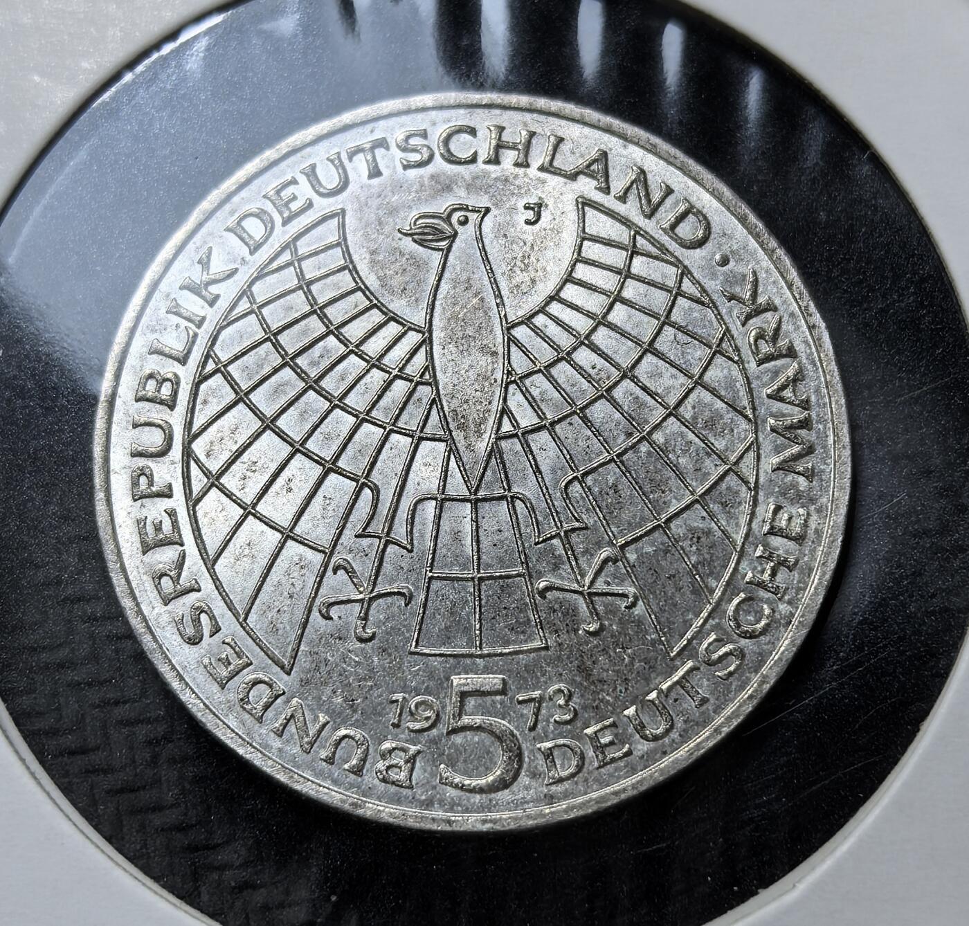 外国优质老铜币银币苏联纪念章，每周六晚九点倒数截拍，满百包邮可寄存，持续收拍 联邦德国1973年5马克纪念银币11.2克625银纯银价150元，为纪念天文学家哥白尼诞辰 500 周年而铸。币面刻有其日心说宇宙体系图，展现太阳居中、行星环绕的模型，是西德纪念科学成就的代表性币种。