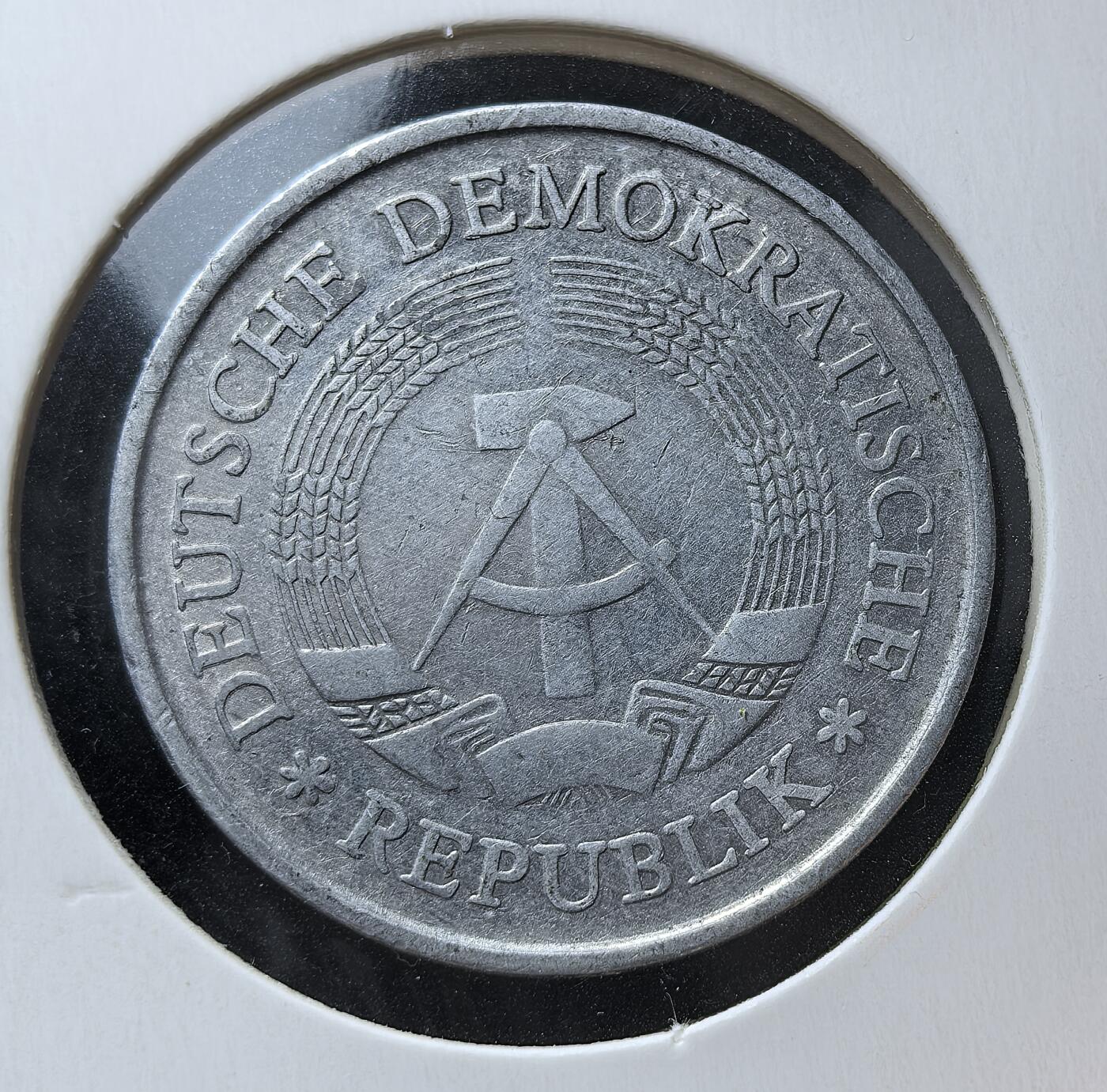 外国优质老铜币银币苏联纪念章，每周六晚九点倒数截拍，满百包邮可寄存，持续收拍 德意志民主共和国1972年1马克A版，正面为面值与橡叶纹，背面是东德国徽及麦穗环绕的国名，是冷战时期东德的流通货币，见证了德国分裂与特定历史阶段的经济体系。