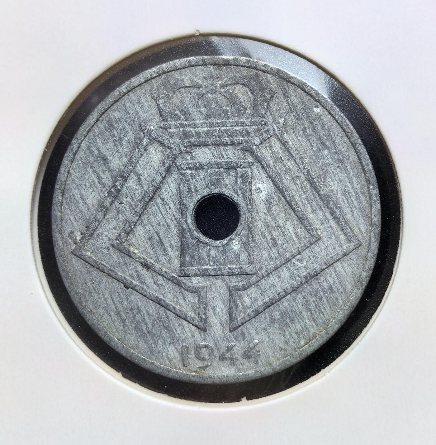 外国优质老铜币银币苏联纪念章，每周六晚九点倒数截拍，满百包邮可寄存，持续收拍 二战德占比利时1944年25分，正面刻有三行省盾徽与 “BELGIE-BELGIQUE”，背面为利奥波德三世花押及年份，是战时金属短缺下的流通货币，战后仍短暂沿用。