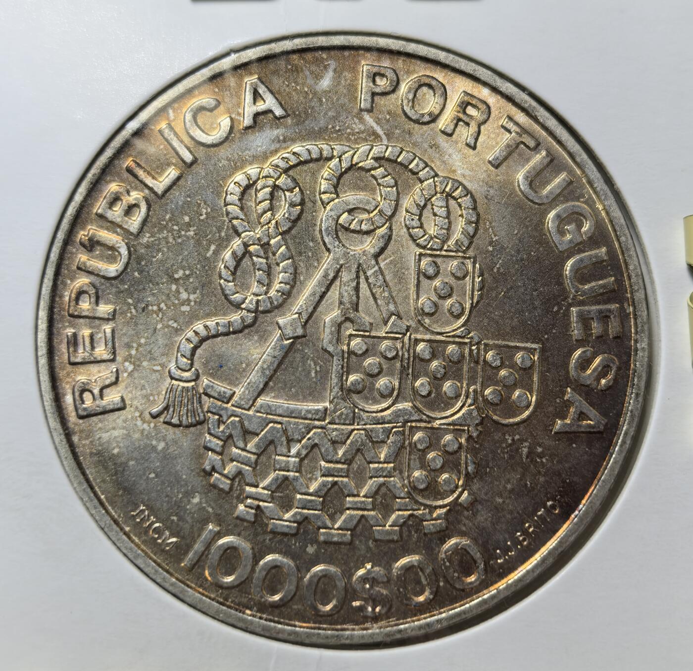 外国优质老铜币银币苏联纪念章，每周六晚九点倒数截拍，满百包邮可寄存，持续收拍 葡萄牙1998 年里斯本仁慈堂成立1000 埃斯库多大银币27克500银纯银价290元，为纪念里斯本仁慈堂成立500 周年（1498-1998）。正面绘有圣母与信徒群像，背面是葡萄牙国徽，由国家造币厂 INCM 铸造，是记录葡萄牙慈善机构历史的纪念币。