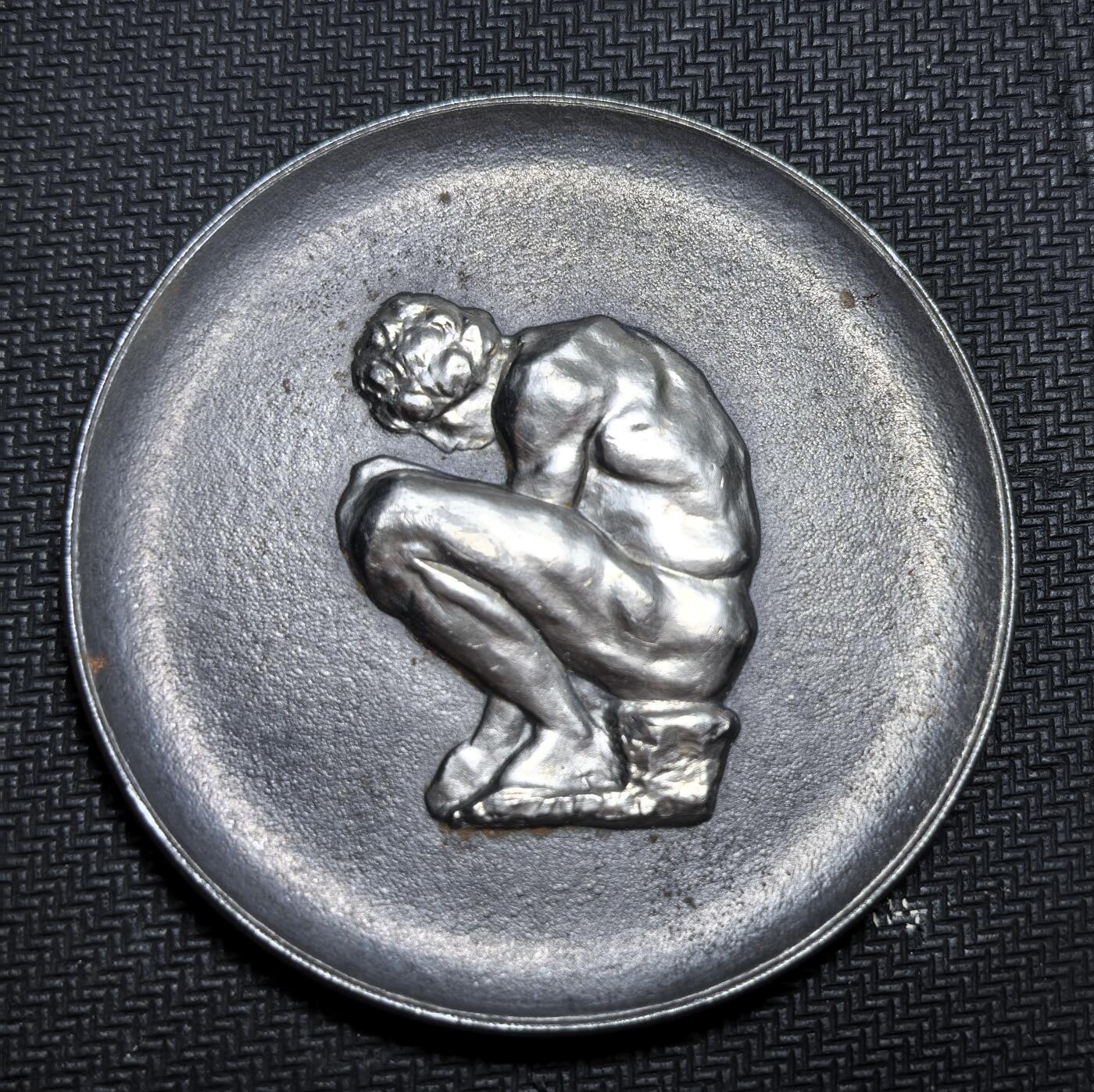 外国优质老铜币银币苏联纪念章，每周六晚九点倒数截拍，满百包邮可寄存，持续收拍 苏联时期纪念章，正面是米开朗基罗《蹲着的男孩》浮雕，它是冬宫唯一的米氏作品；背面刻有 “ЭРМИТАЖ・ЛЕНИНГРАД”（冬宫 - 列宁格勒），纪念圣彼得堡冬宫博物馆的艺术瑰宝。