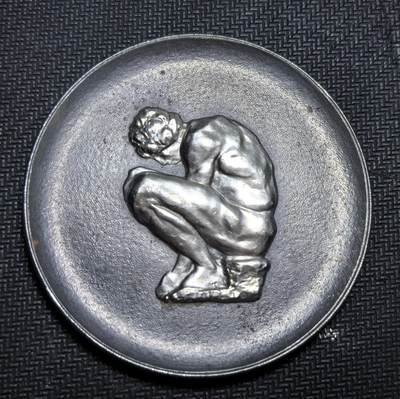 外国优质老铜币银币苏联纪念章，每周六晚九点倒数截拍，满百包邮可寄存，持续收拍 - 苏联时期纪念章，正面是米开朗基罗《蹲着的男孩》浮雕，它是冬宫唯一的米氏作品；背面刻有 “ЭРМИТАЖ・ЛЕНИНГРАД”（冬宫 - 列宁格勒），纪念圣彼得堡冬宫博物馆的艺术瑰宝。