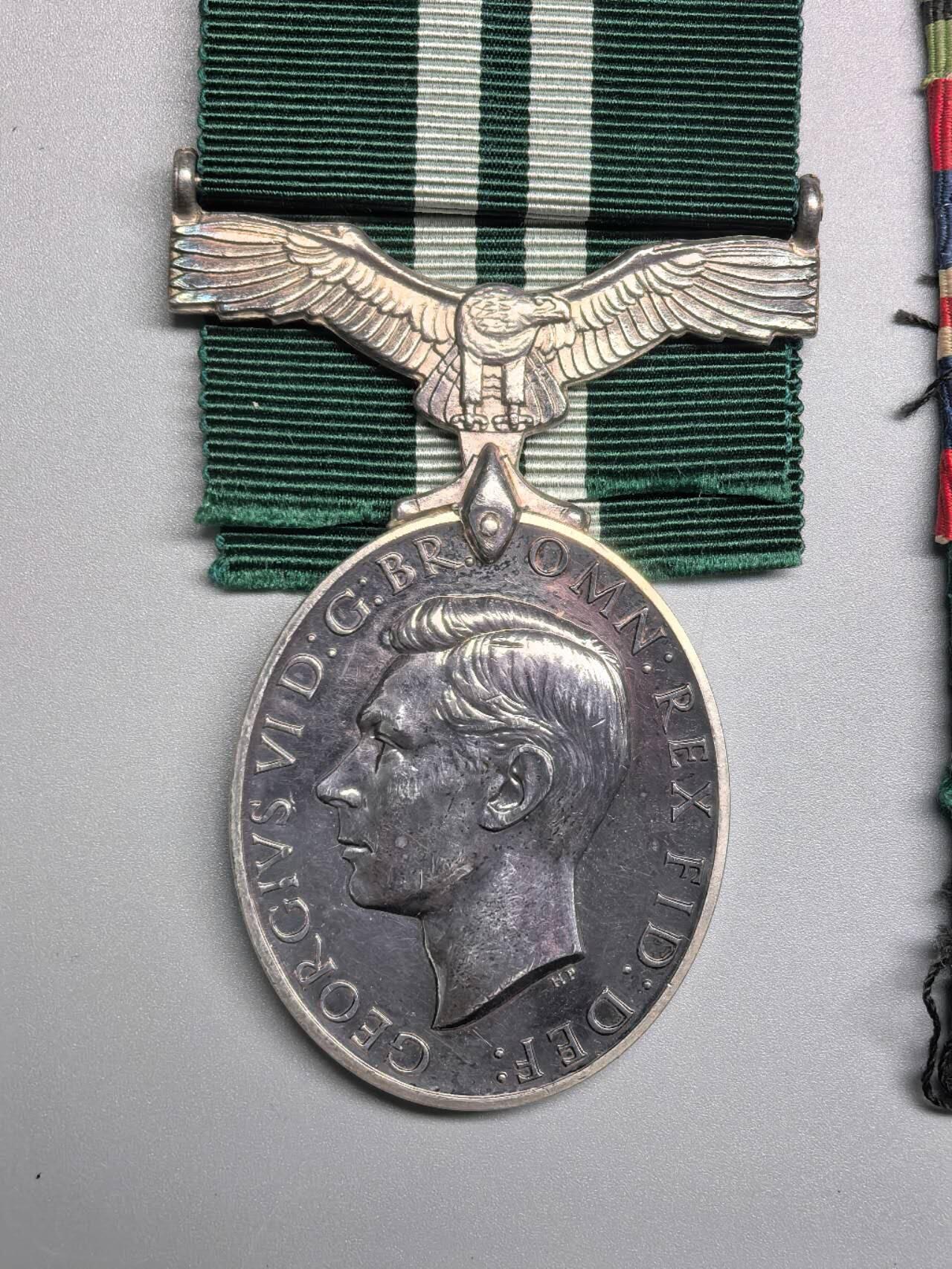 小驴勋章奖章收藏3月7日周六晚六点拍卖（珍爱和平，收藏战争，铭记历史，勿忘国耻，忠党爱国。有偿代拍，送拍规则在简介最后，参拍须阅读规则后再参拍，关系到运费包装发货时效真假辨别等关键信息，拍卖时不再发原图，看大图店主微信码在拍卖店铺介绍里） 二战皇家空军上尉套：皇家空军 I・W・J・罗伯逊 空军上尉的极少见的乔治六世版空军效率奖章（单章涛参考价2300)和略