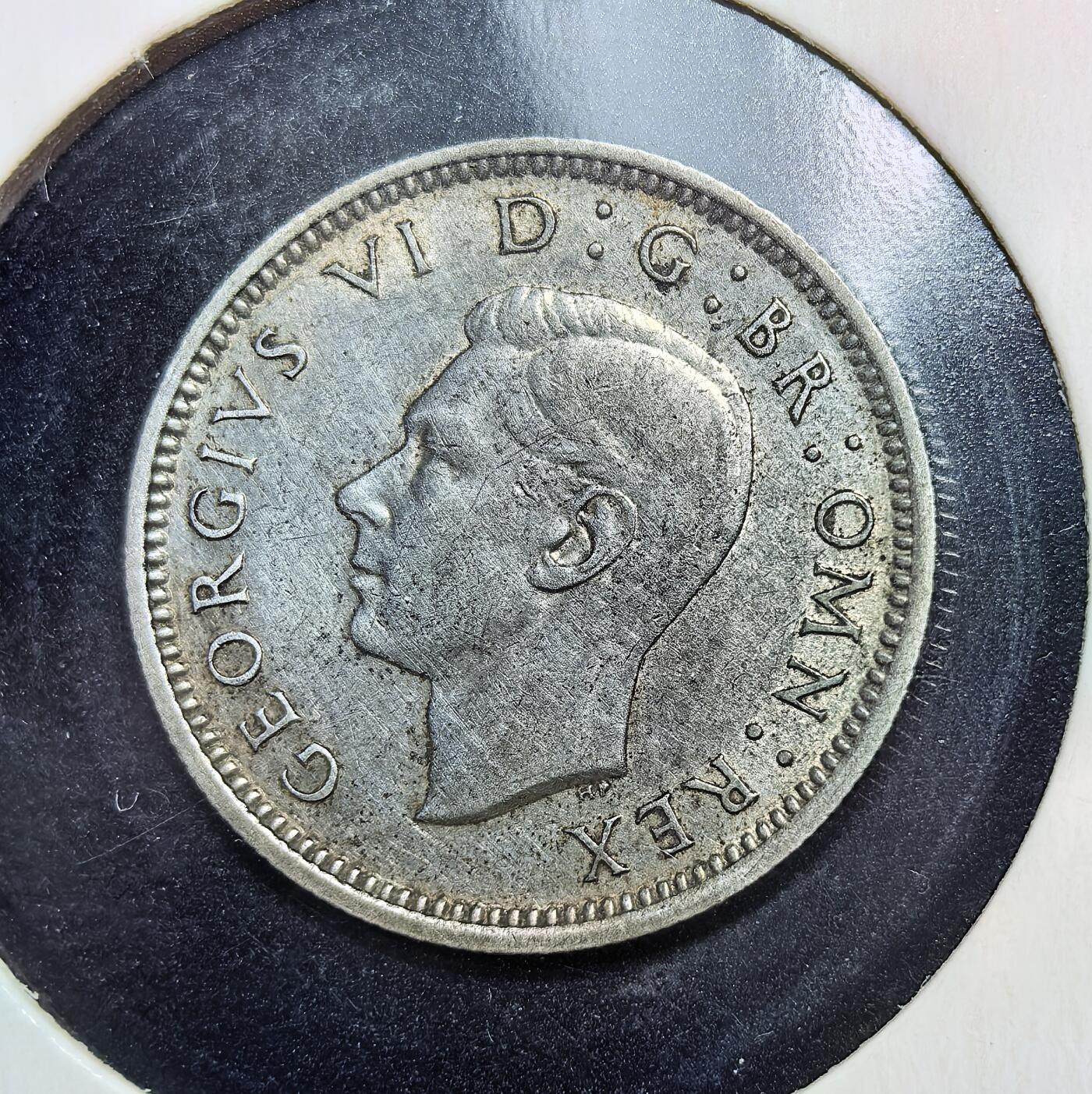 外国优质老铜币银币苏联纪念章，每周六晚九点倒数截拍，满百包邮可寄存，持续收拍 英国乔治六世1942年6便士银币2.8克500银纯银价30元，二战时期由英国皇家造币厂铸造。币面刻有国王头衔与皇家花押，是战时英国流通货币，也是 1947 年英国停用银币前的经典品种，见证了战时经济与货币史。