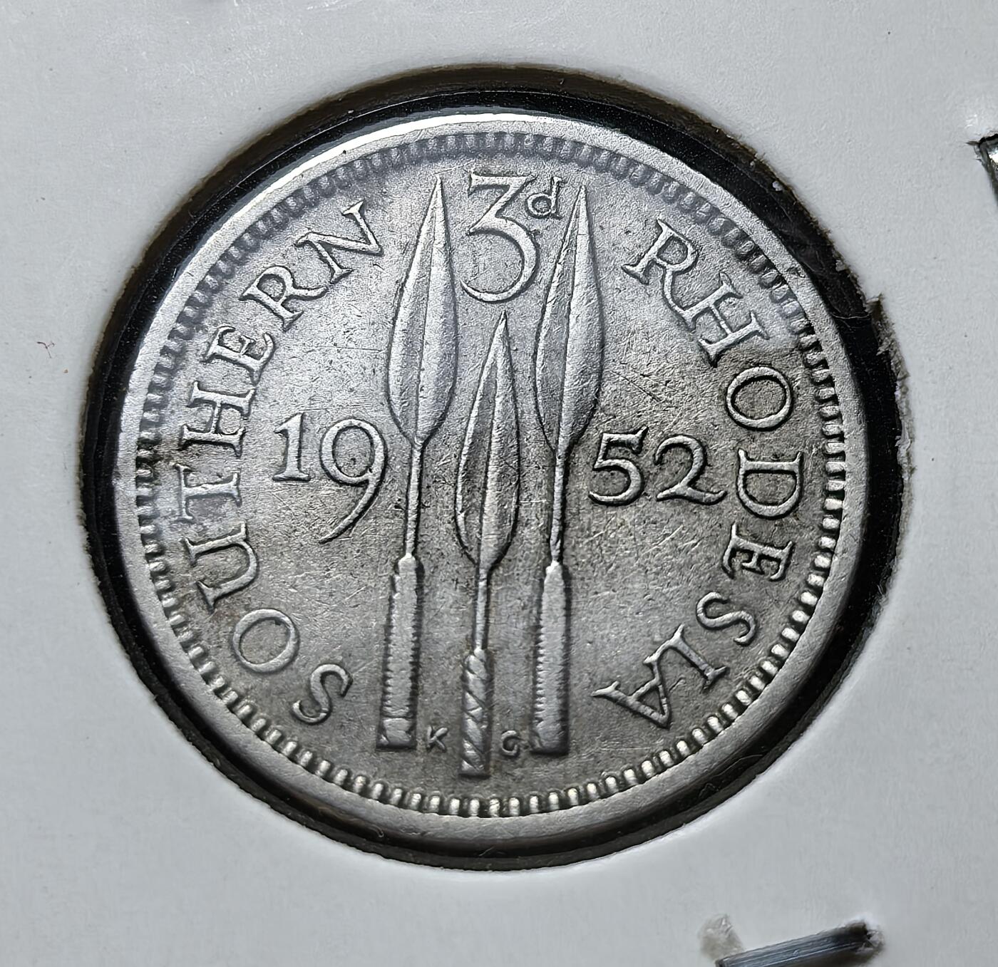 外国优质老铜币银币苏联纪念章，每周六晚九点倒数截拍，满百包邮可寄存，持续收拍 南罗得西亚1952年三支长矛3便士，属英国殖民时期货币，正面为英王乔治六世头像，背面是象征当地文化的三支长矛。1953 年南罗得西亚并入中非联邦，此币为该系列最后发行年份，见证殖民向现代津巴布韦过渡的节点。