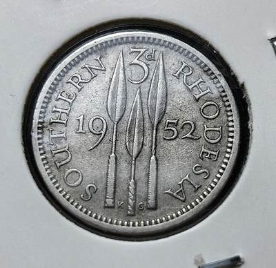 外国优质老铜币银币苏联纪念章，每周六晚九点倒数截拍，满百包邮可寄存，持续收拍 - 南罗得西亚1952年三支长矛3便士，属英国殖民时期货币，正面为英王乔治六世头像，背面是象征当地文化的三支长矛。1953 年南罗得西亚并入中非联邦，此币为该系列最后发行年份，见证殖民向现代津巴布韦过渡的节点。