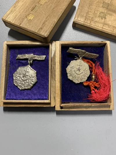 远东徽章小铺3月8日周日晚上9点结束 - 爱国妇人会两枚