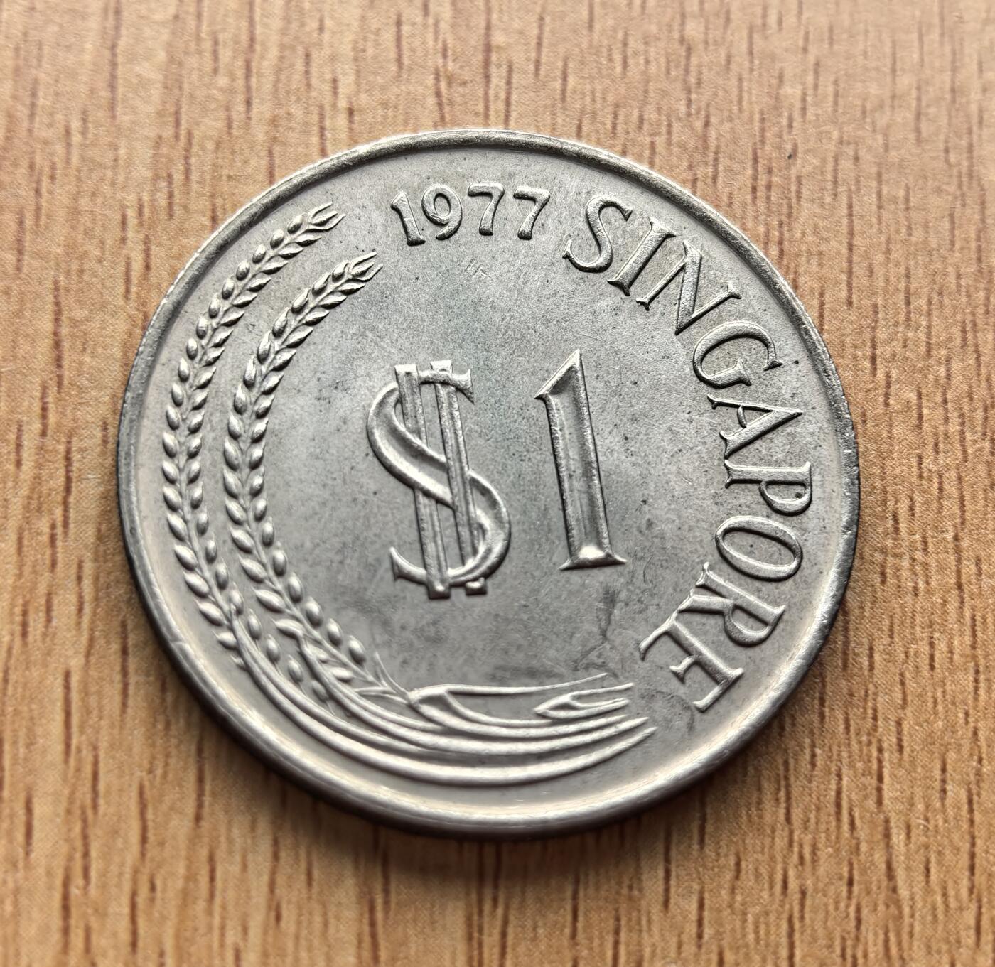外国优质老铜币银币苏联纪念章，每周六晚九点倒数截拍，满百包邮可寄存，持续收拍 新加坡1977年壹元，属 1967 年发行的首套 “海洋系列”，正面为标志性鱼尾狮。当年新加坡金融管理局成立，硬币见证其独立后货币体系初创与金融主权确立的关键阶段。