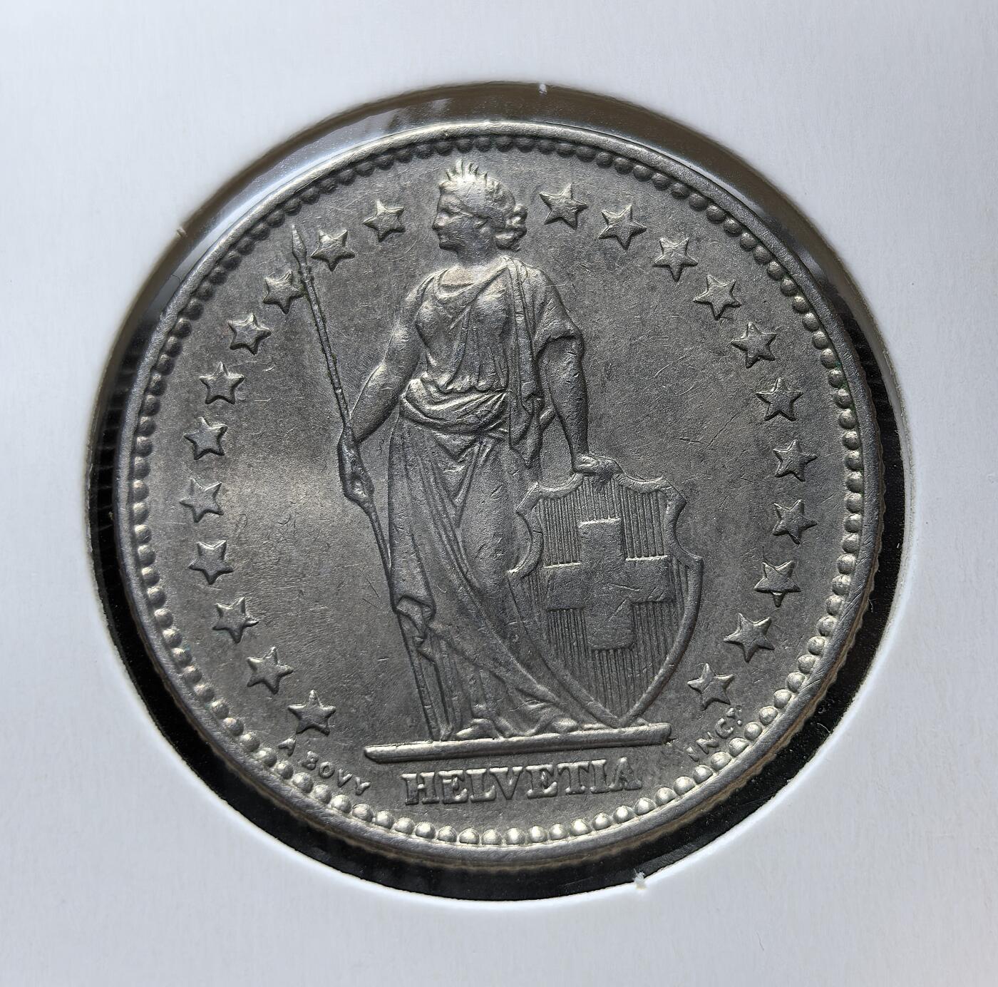 外国优质老铜币银币苏联纪念章，每周六晚九点倒数截拍，满百包邮可寄存，持续收拍 瑞士1968年2法郎，正面为象征瑞士的海尔维蒂亚女神立像，环绕 22 颗星代表各州。1848 年瑞士联邦统一币制，1850 年确立法郎体系，1874 年启用此站像设计。