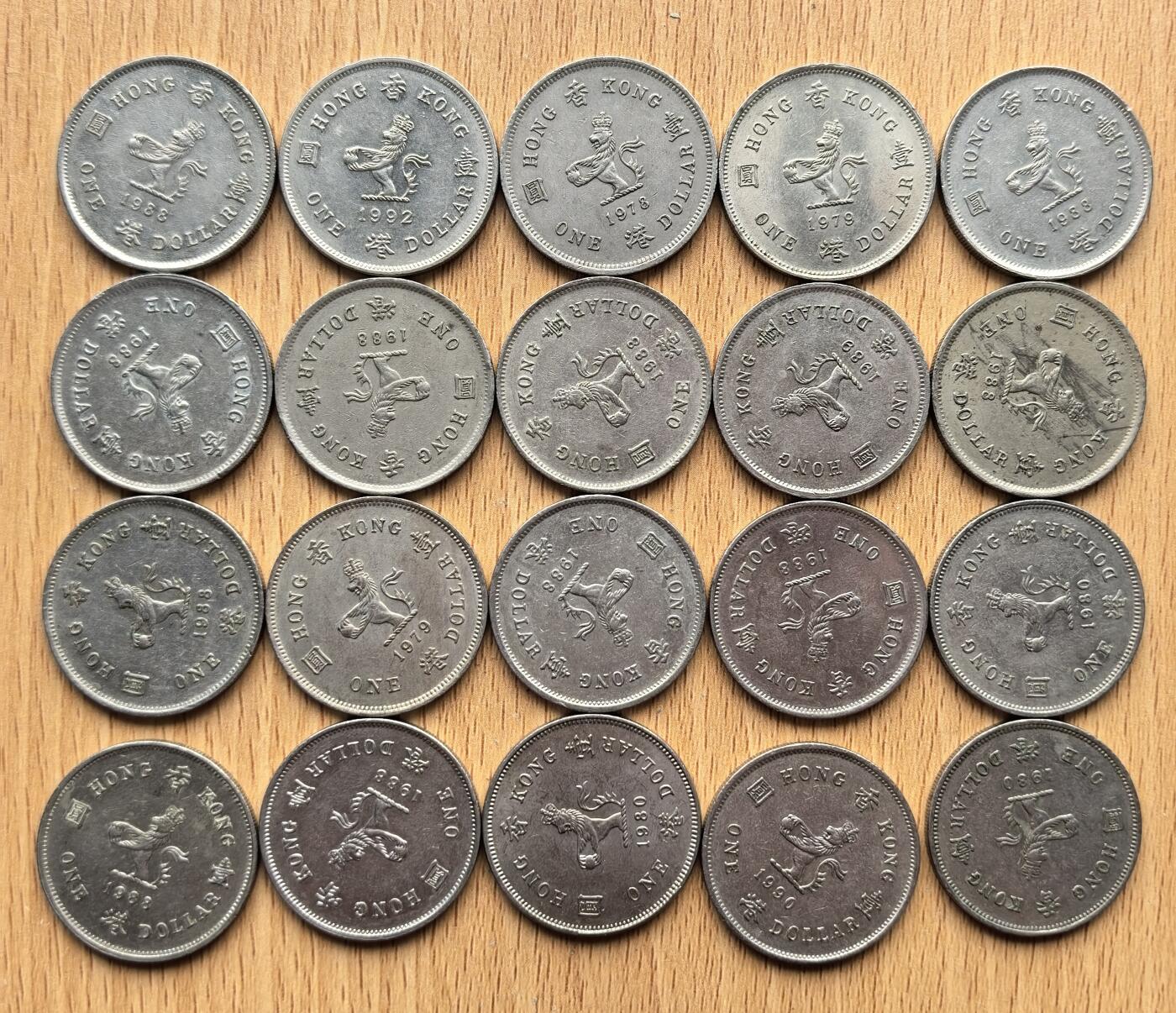 外国优质老铜币银币苏联纪念章，每周六晚九点倒数截拍，满百包邮可寄存，持续收拍 英属香港时期1978年-1992年壹元20枚，正面为伊丽莎白二世头像，背面是戴冠雄狮图案。1978 年后发行的版本尺寸缩小，1992 年停止发行，1993 年起被洋紫荆图案硬币取代，是香港回归前的代表性流通货币。
