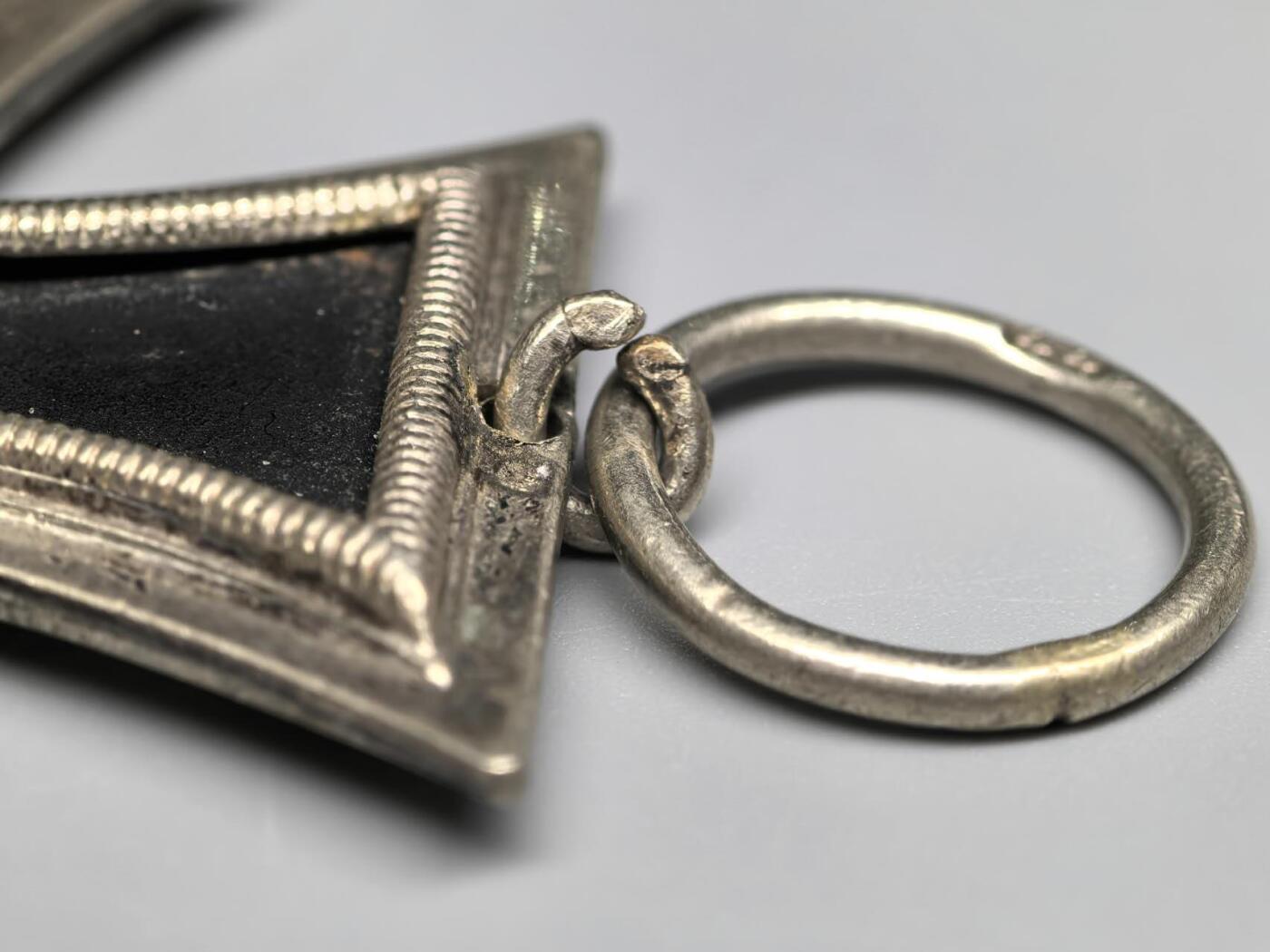 小驴勋章奖章收藏3月7日周六晚六点拍卖（珍爱和平，收藏战争，铭记历史，勿忘国耻，忠党爱国。有偿代拍，送拍规则在简介最后，参拍须阅读规则后再参拍，关系到运费包装发货时效真假辨别等关键信息，拍卖时不再发原图，看大图店主微信码在拍卖店铺介绍里） 得三EKII，环打44厂标，铁质核心黑漆小环后修，送个现代黑盒