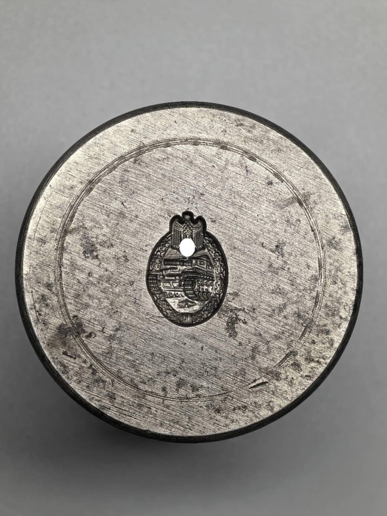 小驴勋章奖章收藏3月7日周六晚六点拍卖（珍爱和平，收藏战争，铭记历史，勿忘国耻，忠党爱国。有偿代拍，送拍规则在简介最后，参拍须阅读规则后再参拍，关系到运费包装发货时效真假辨别等关键信息，拍卖时不再发原图，看大图店主微信码在拍卖店铺介绍里） 得三坦克突击奖章迷你章的模具