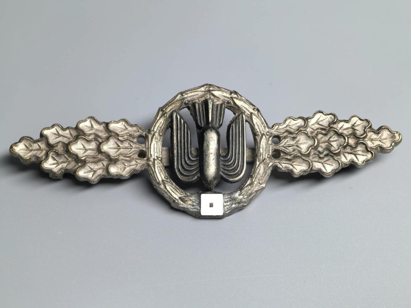 小驴勋章奖章收藏3月7日周六晚六点拍卖（珍爱和平，收藏战争，铭记历史，勿忘国耻，忠党爱国。有偿代拍，送拍规则在简介最后，参拍须阅读规则后再参拍，关系到运费包装发货时效真假辨别等关键信息，拍卖时不再发原图，看大图店主微信码在拍卖店铺介绍里） 得三银级空军重型、中型和俯冲轰炸机勋饰，铜合金镀银，万字符号后焊（原来万字被磨掉了）