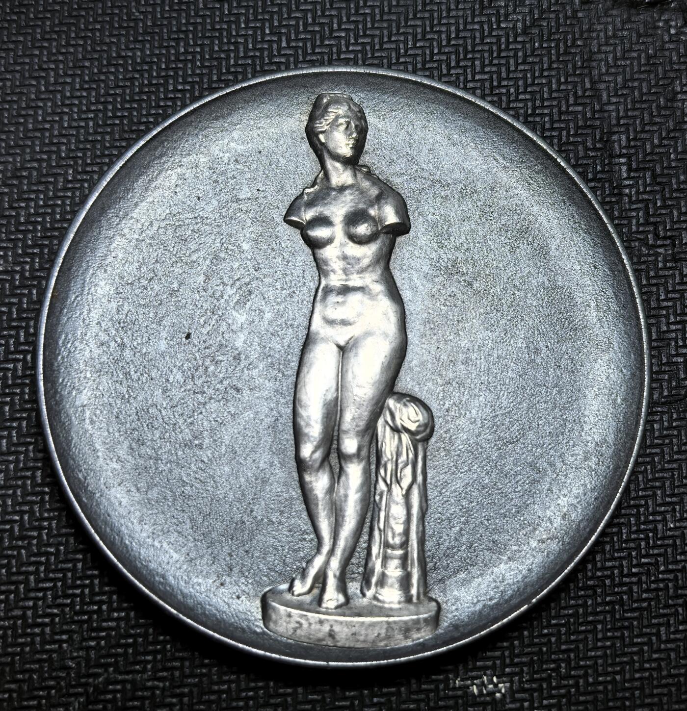 外国优质老铜币银币苏联纪念章，每周六晚九点倒数截拍，满百包邮可寄存，持续收拍 苏联时期艺术纪念章，正面为冬宫馆藏的《陶里德的维纳斯》浮雕，背面刻有 “ЭРМИТАЖ・ЛЕНИНГРАД”（冬宫・列宁格勒），由列宁格勒造币厂铸造，材质为钢，用于纪念埃尔米塔日博物馆的艺术瑰宝。