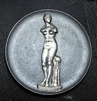 外国优质老铜币银币苏联纪念章，每周六晚九点倒数截拍，满百包邮可寄存，持续收拍 - 苏联时期艺术纪念章，正面为冬宫馆藏的《陶里德的维纳斯》浮雕，背面刻有 “ЭРМИТАЖ・ЛЕНИНГРАД”（冬宫・列宁格勒），由列宁格勒造币厂铸造，材质为钢，用于纪念埃尔米塔日博物馆的艺术瑰宝。