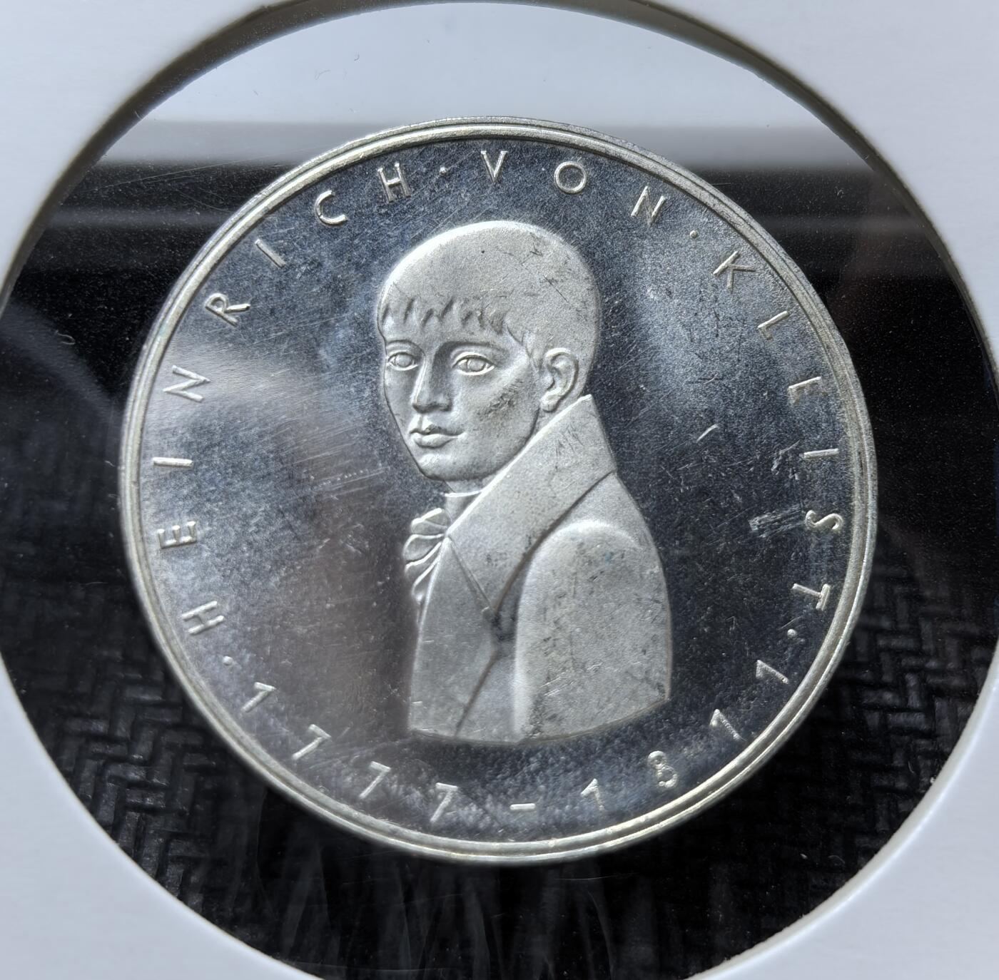 外国优质老铜币银币苏联纪念章，每周六晚九点倒数截拍，满百包邮可寄存，持续收拍 联邦德国1977年5马克纪念银币11.2克625银纯银价150元，为纪念德国浪漫主义作家海因里希・冯・克莱斯特诞辰 200 周年（1777-1811）而铸，正面为克莱斯特肖像，背面是联邦鹰徽，属西德文化纪念币系列。