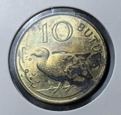 外国优质老铜币银币苏联纪念章，每周六晚九点倒数截拍，满百包邮可寄存，持续收拍 - 冈比亚1971年本地野鸡10布图，为该国独立后首套十进制货币，取代英制冈比亚镑，1 达拉西 = 100 布图斯。正面铸首任总统贾瓦拉头像，背面绘本地鸟类，彰显国家主权与本土文化。