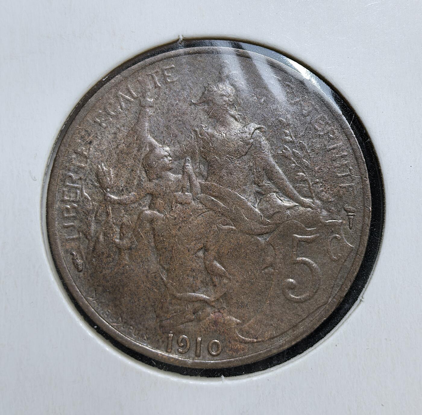 外国优质老铜币银币苏联纪念章，每周六晚九点倒数截拍，满百包邮可寄存，持续收拍 法兰西第三共和国1910年5 生丁火炬版，由 Daniel-Dupuis 设计，正面为象征共和的玛丽安娜头像，背面是 “自由、平等、博爱” 与母子形象，材质为青铜，流通于一战前法国，见证第三共和国政教分离与殖民扩张时期。