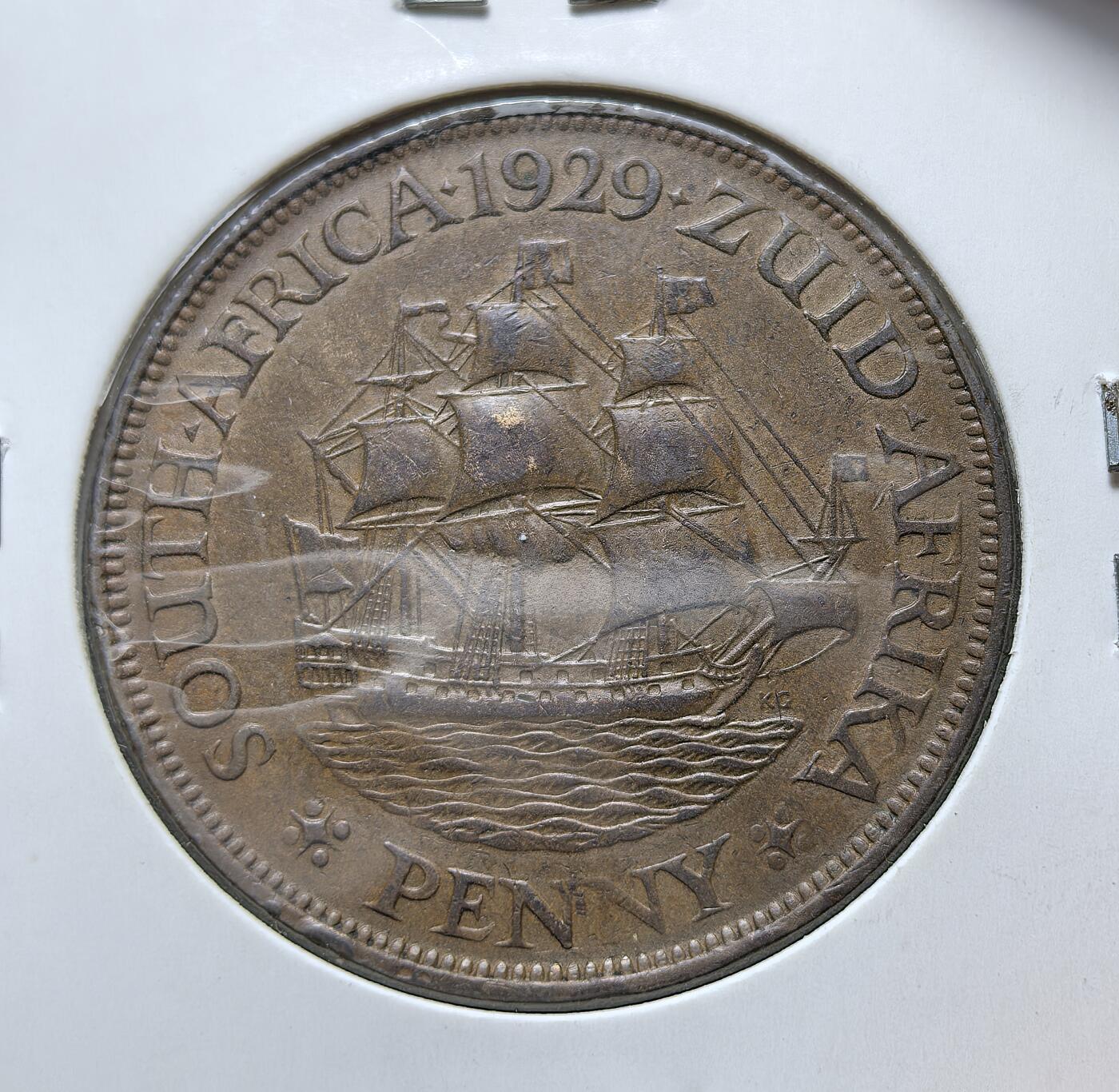 外国优质老铜币银币苏联纪念章，每周六晚九点倒数截拍，满百包邮可寄存，持续收拍 英属南非联邦1929年便士，正面为英王乔治五世头像，背面是荷兰东印度公司 “单峰驼号” 帆船，标注英 / 阿双语国名与面值，见证南非作为英国自治领的殖民货币体系。