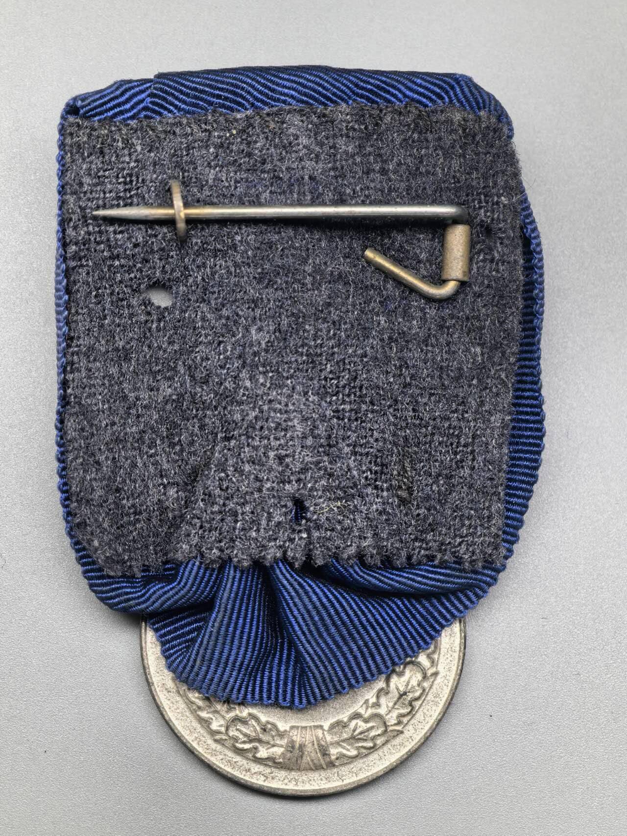 小驴勋章奖章收藏3月7日周六晚六点拍卖（珍爱和平，收藏战争，铭记历史，勿忘国耻，忠党爱国。有偿代拍，送拍规则在简介最后，参拍须阅读规则后再参拍，关系到运费包装发货时效真假辨别等关键信息，拍卖时不再发原图，看大图店主微信码在拍卖店铺介绍里） 得三空军4年长期服役奖章礼服挂样式，铜质合金镀银，好品